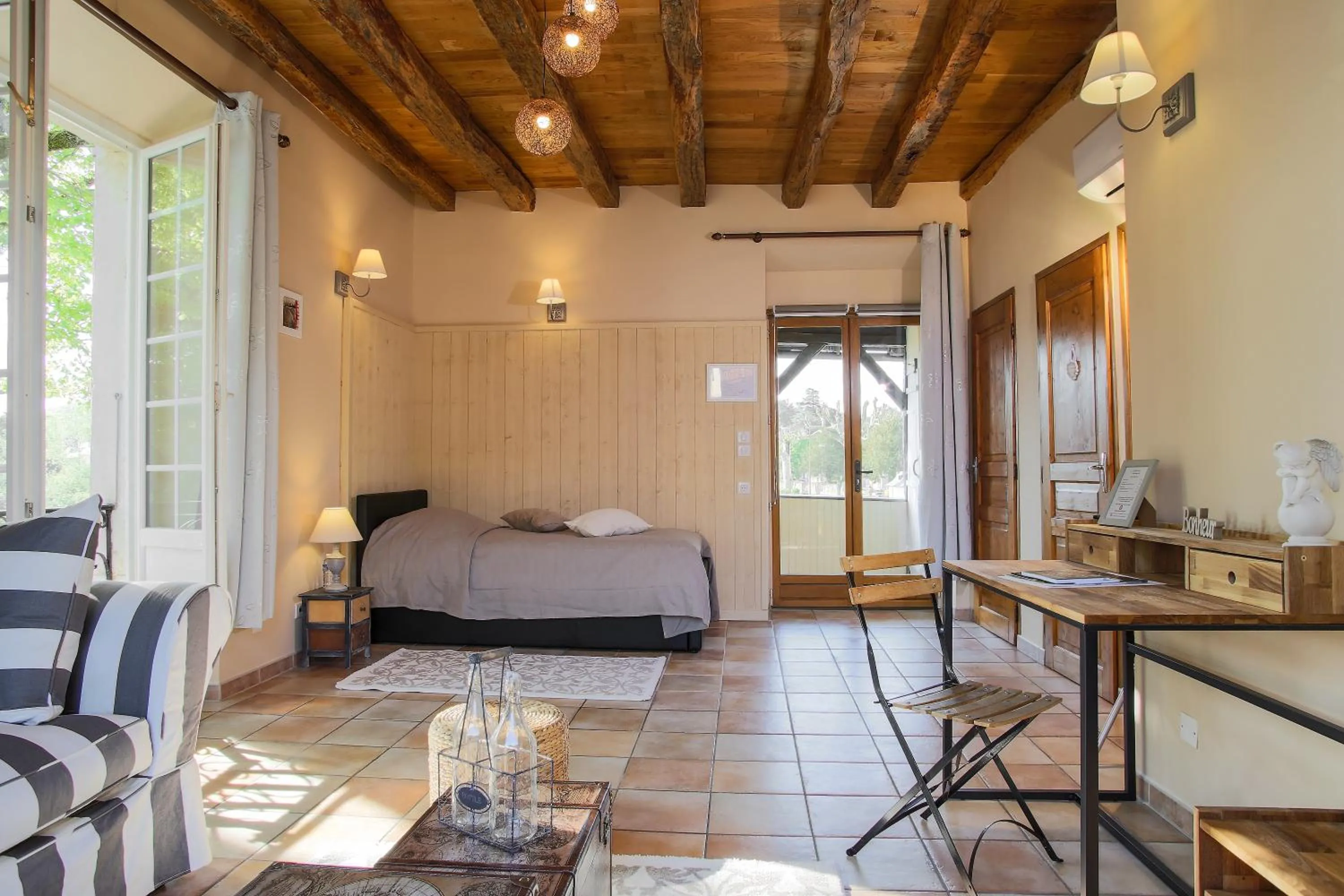 Photo of the whole room in La Roseraie Hôtel Restaurant