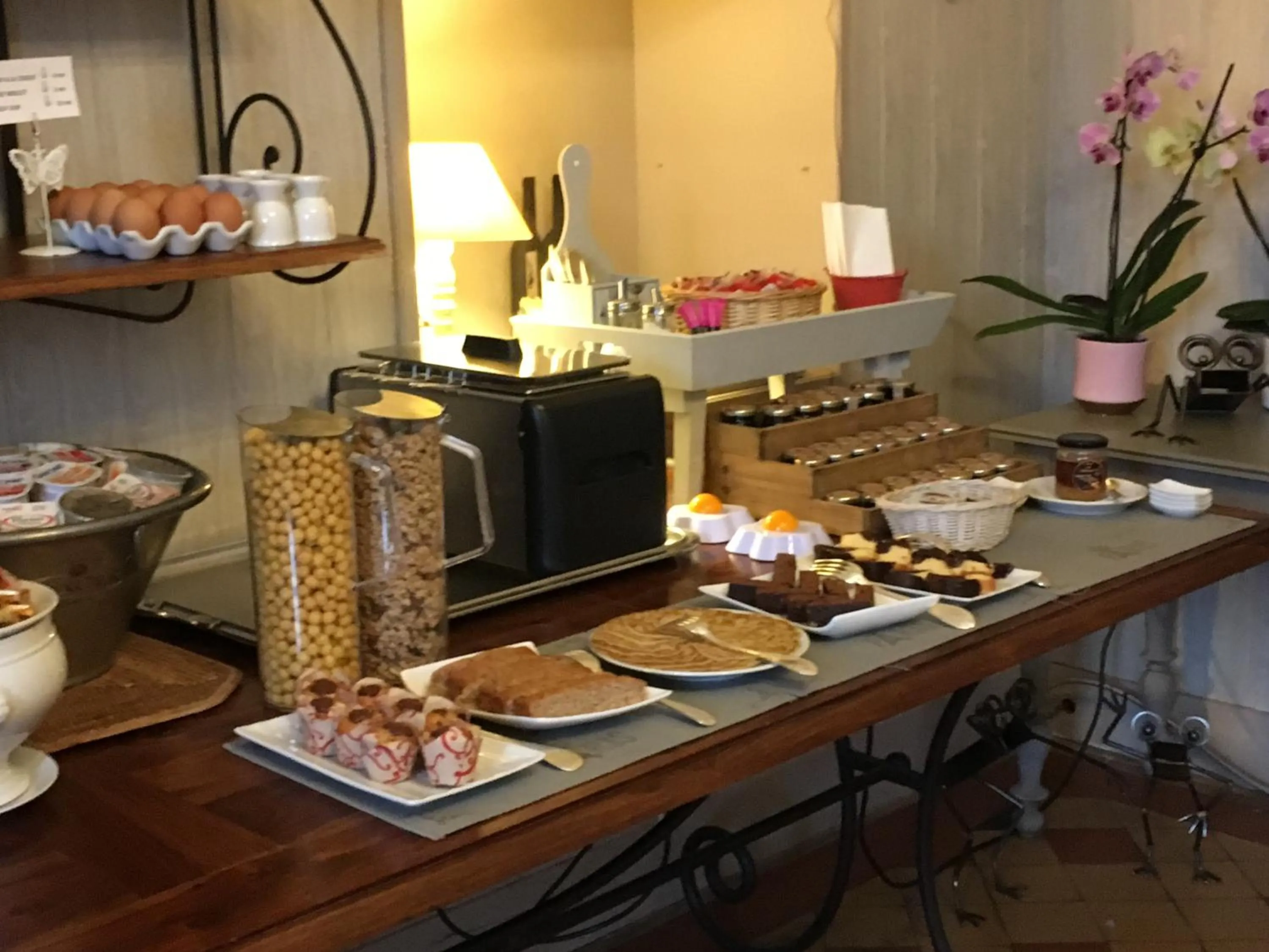 Buffet breakfast in La Roseraie Hôtel Restaurant