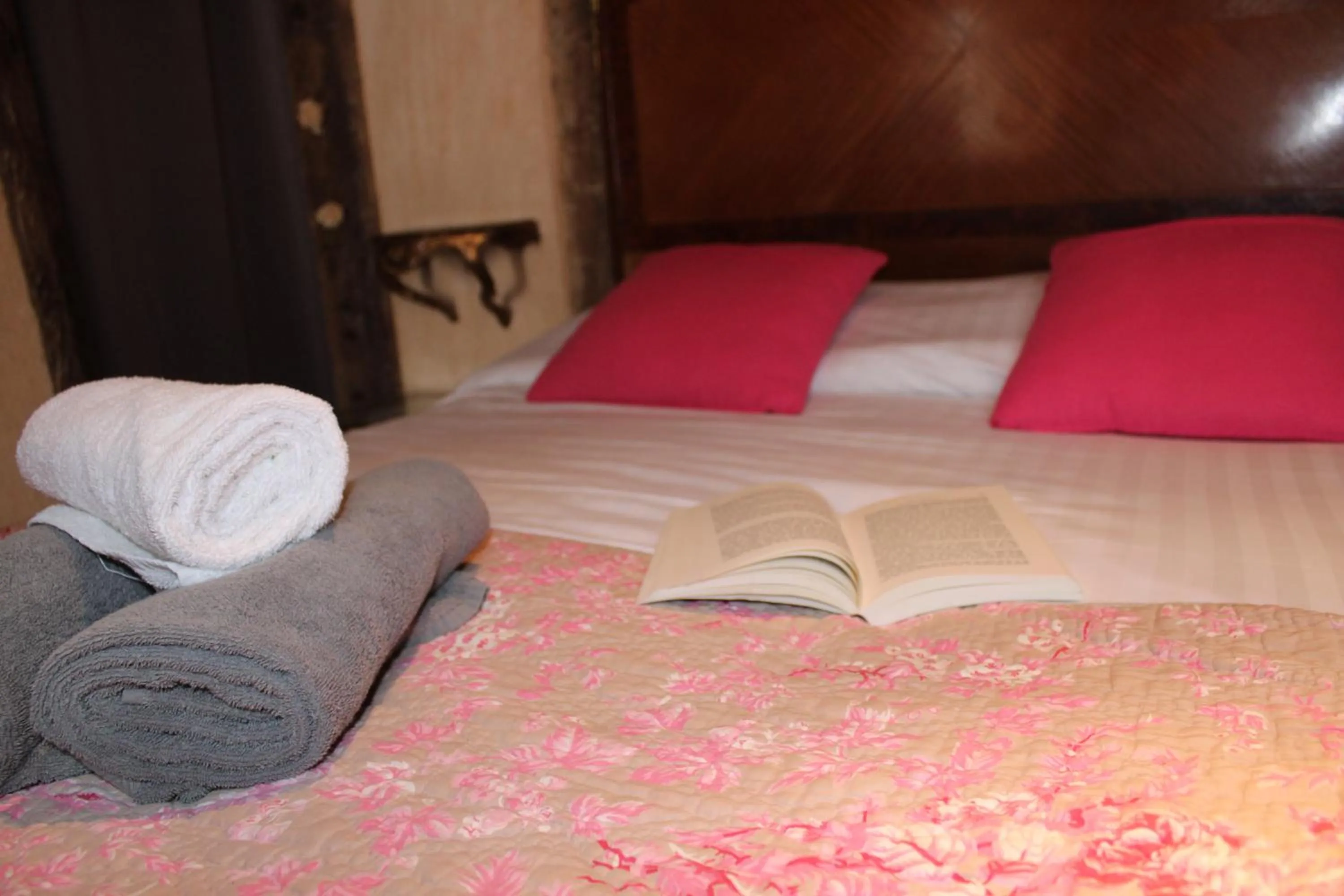 Bed in La Roseraie Hôtel Restaurant