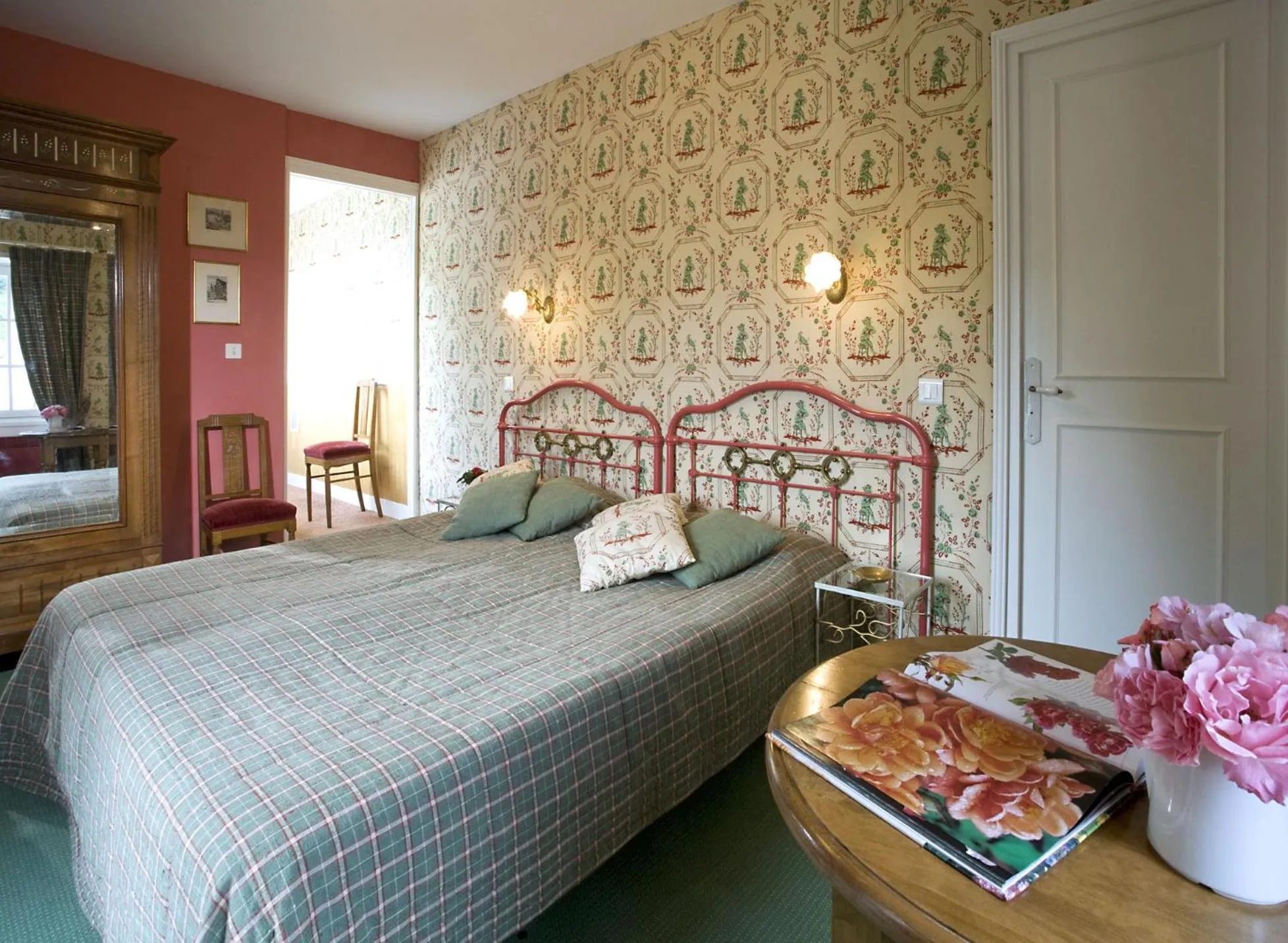 Bed in La Roseraie Hôtel Restaurant