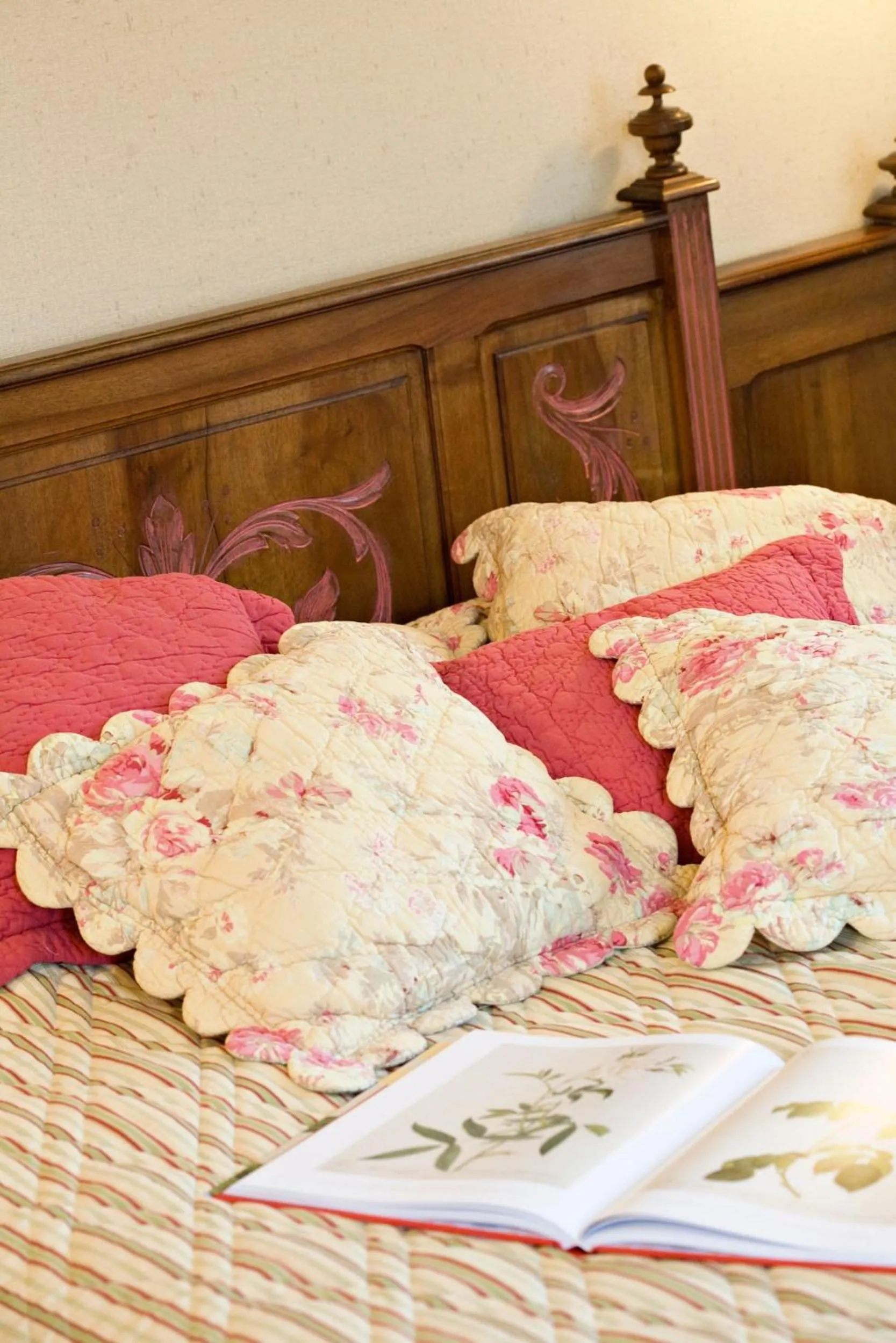 Decorative detail, Bed in La Roseraie Hôtel Restaurant