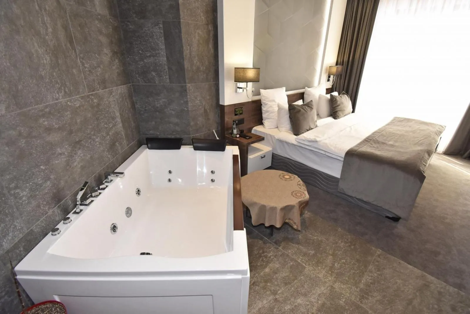 Hot Tub, Bed in Avenue ApartHotel