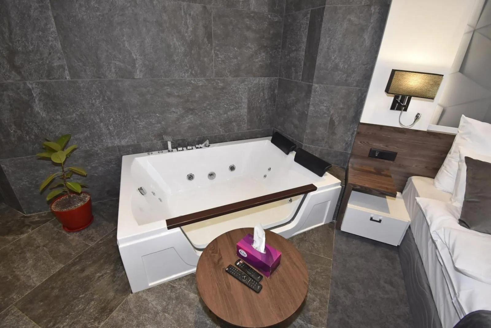 Hot Tub in Avenue ApartHotel