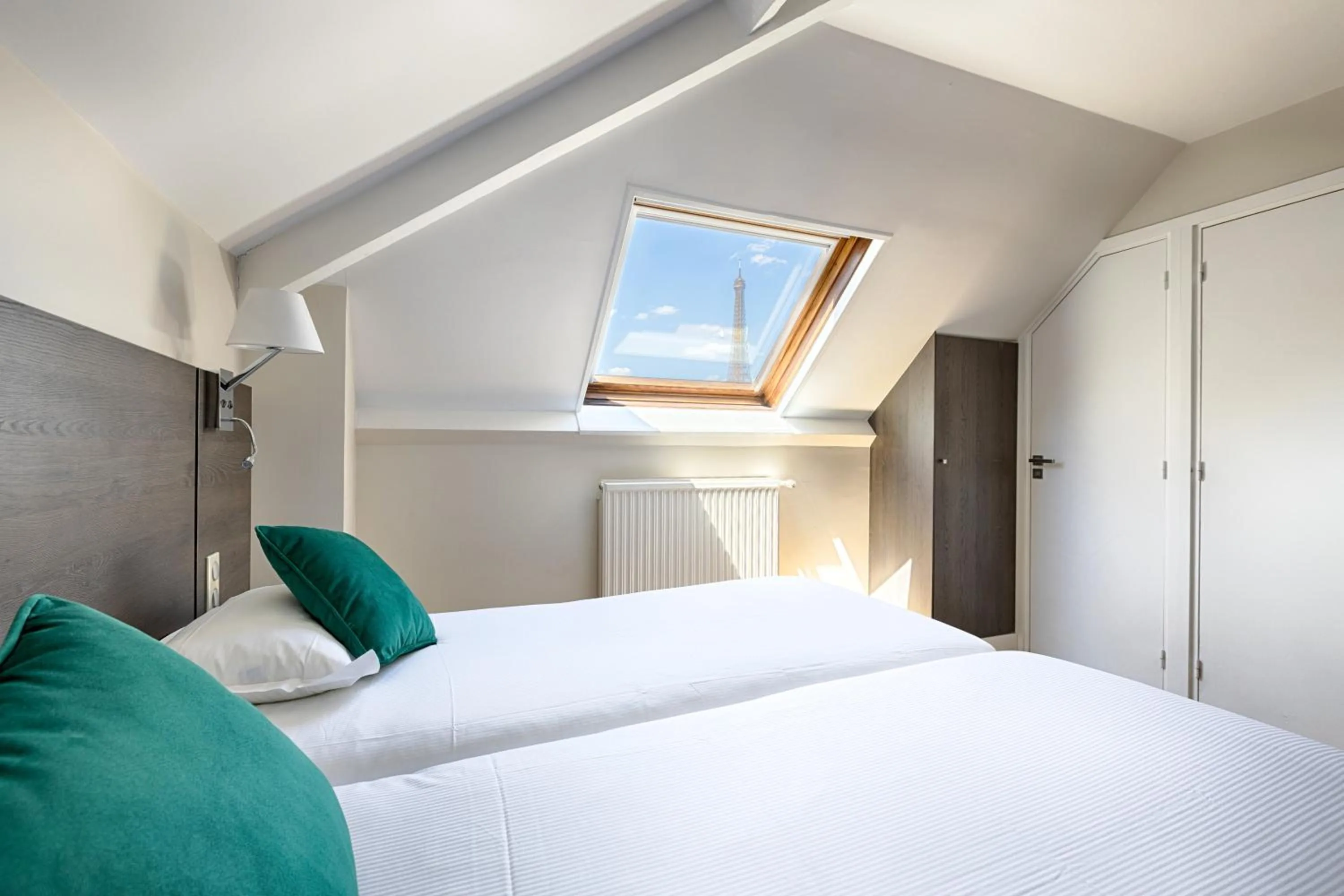 View (from property/room), Bed in Hôtel Le Beaugency