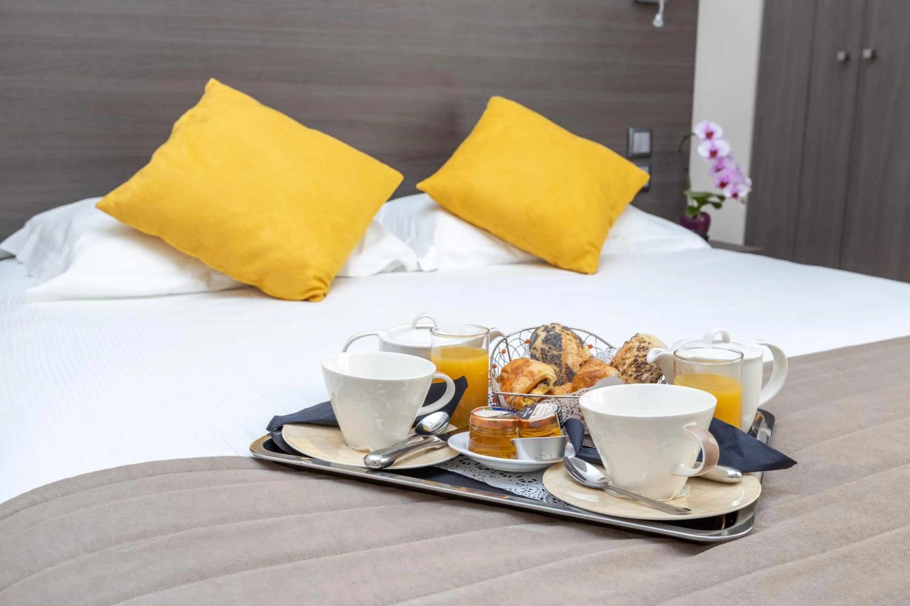 Bedroom, Bed in Hôtel Le Beaugency