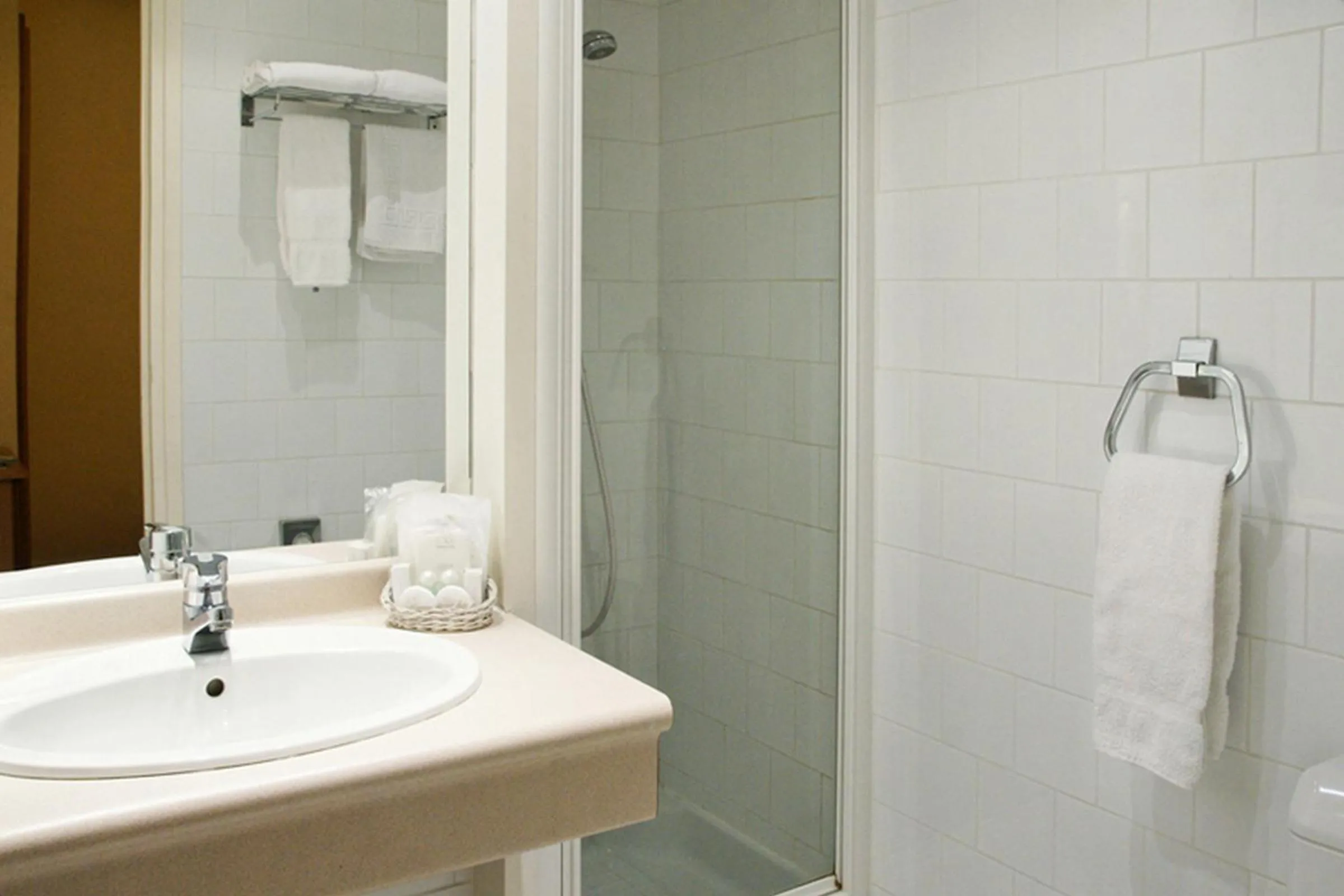 Bathroom in Hôtel Le Beaugency