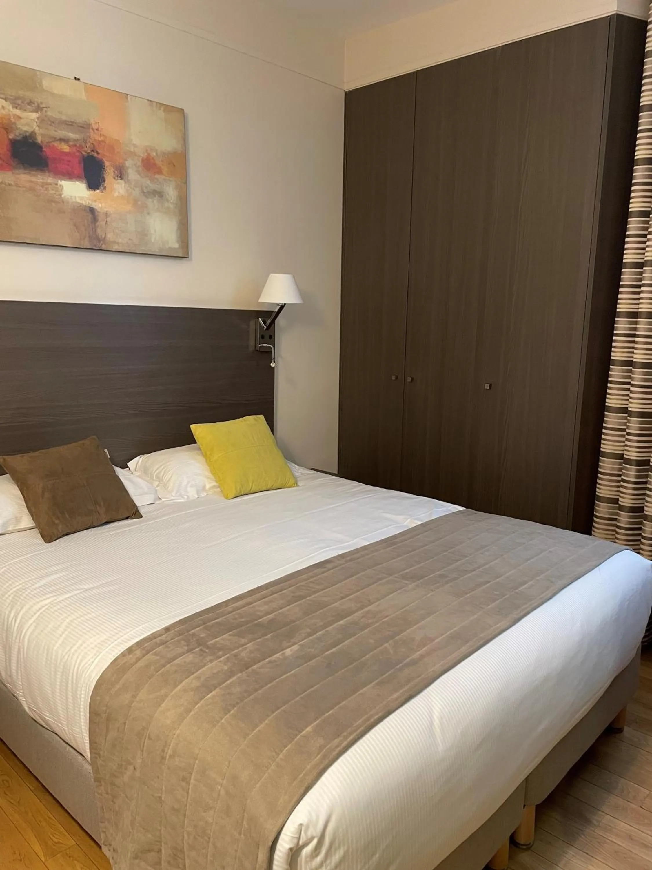 Bed in Hôtel Le Beaugency