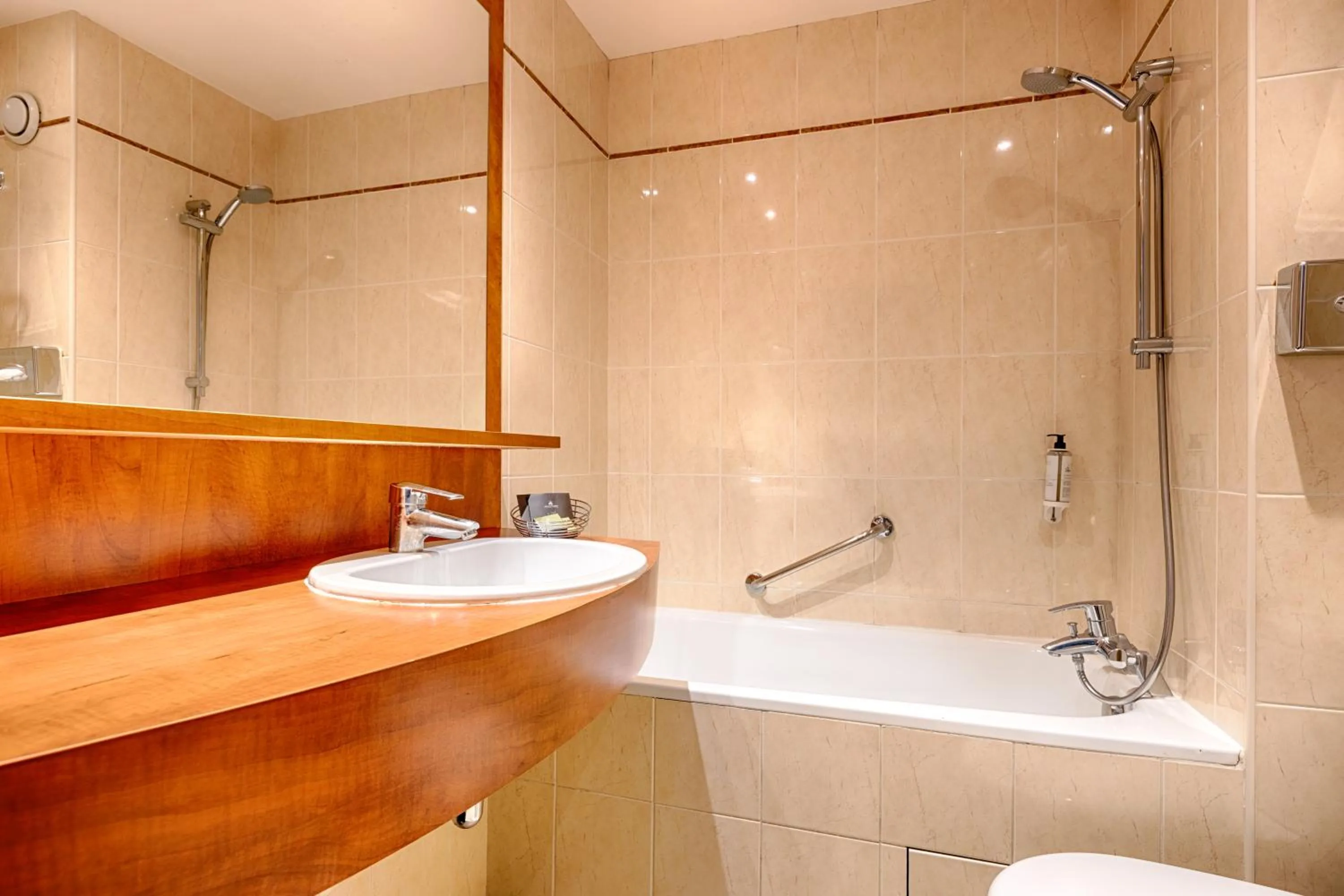 Bathroom in Hôtel Le Beaugency