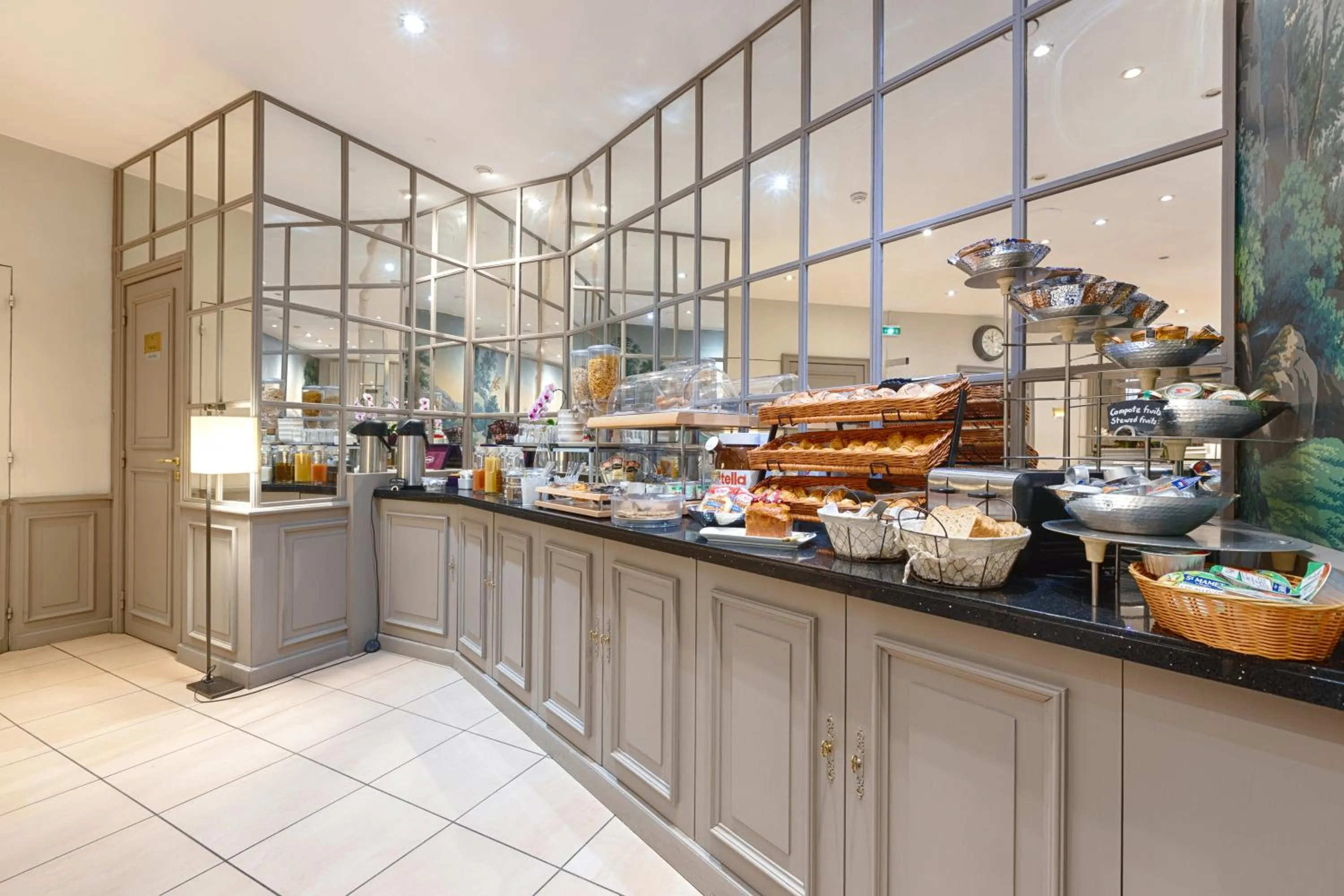 Breakfast in Hôtel Le Beaugency