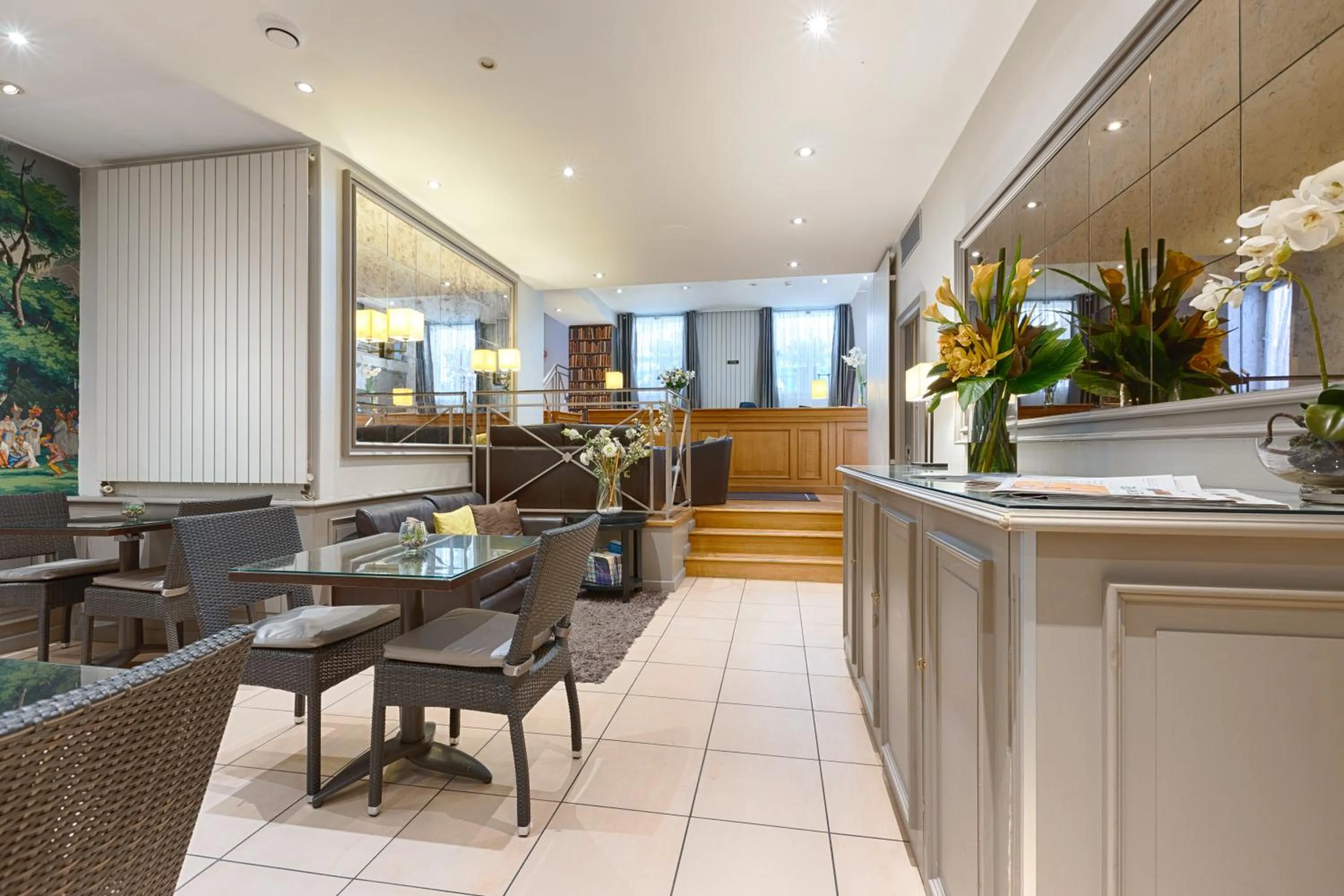 Lobby or reception in Hôtel Le Beaugency