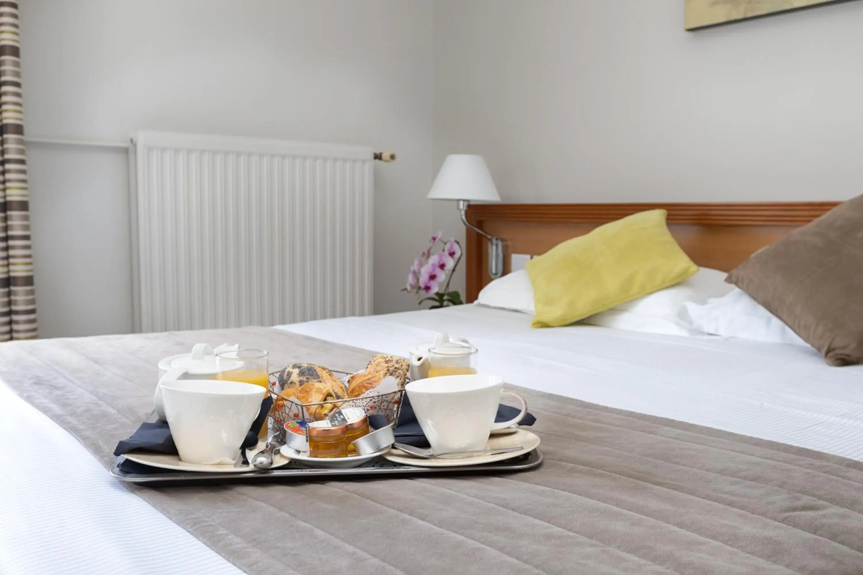 Bedroom, Bed in Hôtel Le Beaugency Bedroom, Bed in Hôtel Le Beaugency