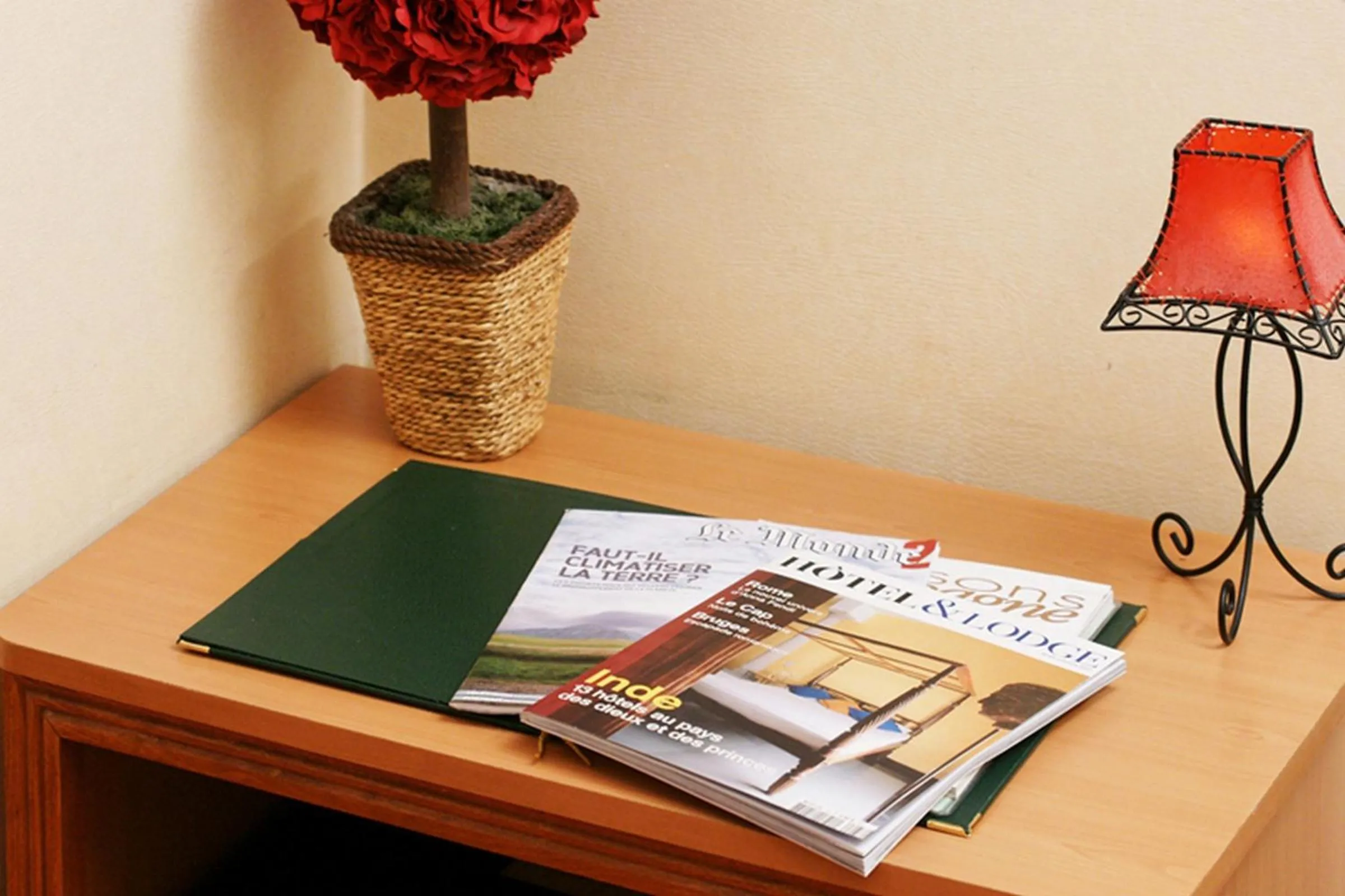 Seating area in Hôtel Le Beaugency