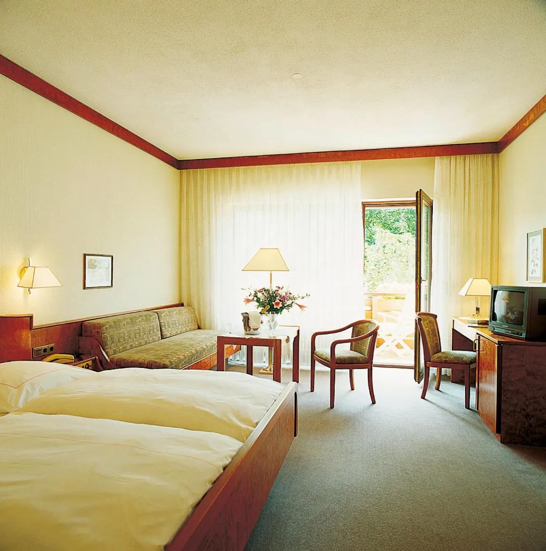 Bed in Hotel garni zur Weserei