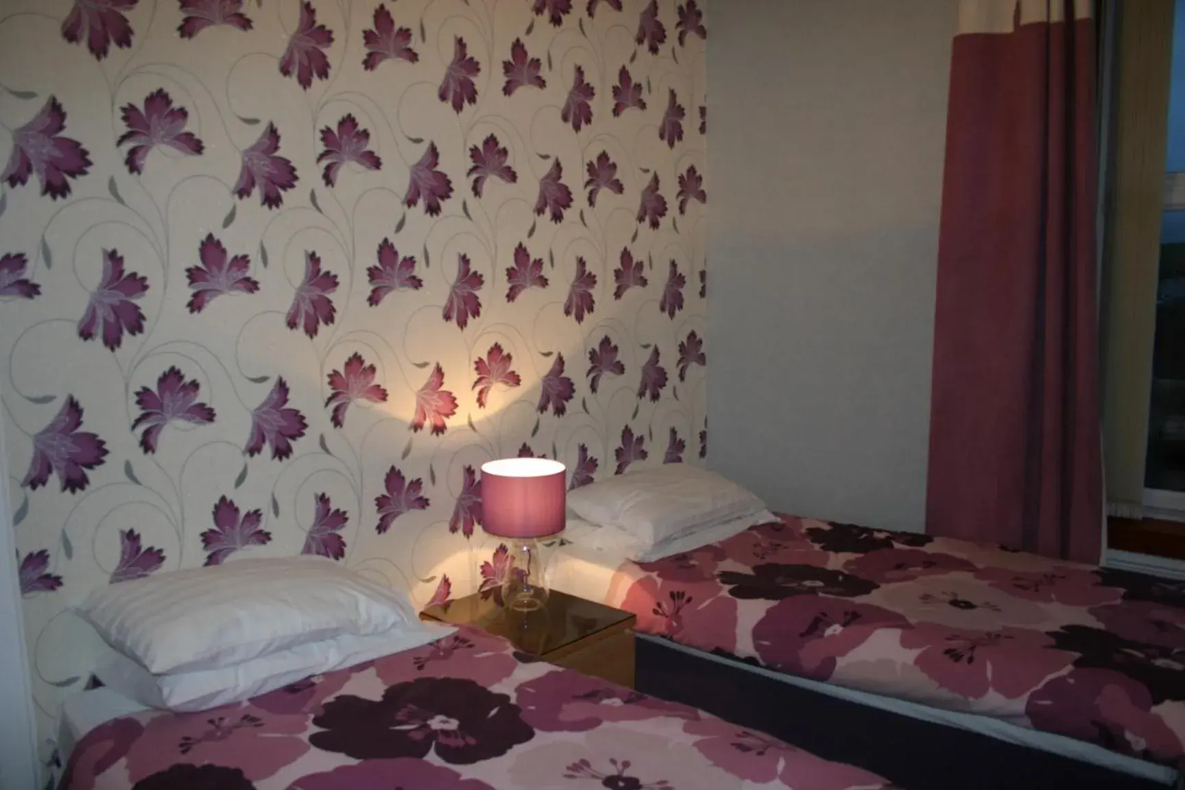 Twin Room with Private Bathroom - single occupancy in Royal Hotel Twin Room with Private Bathroom - single occupancy in Royal Hotel