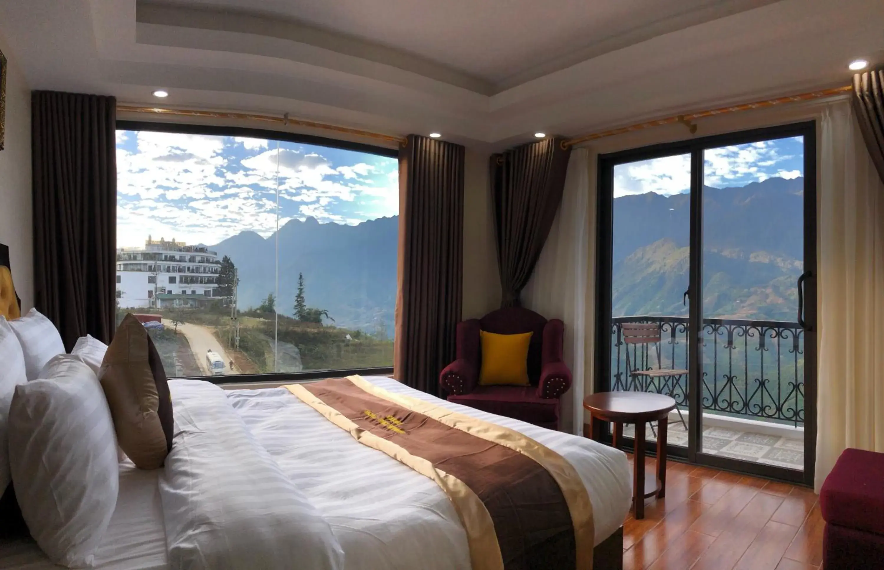 Bed in Muong Hoa View Hotel Bed in Muong Hoa View Hotel