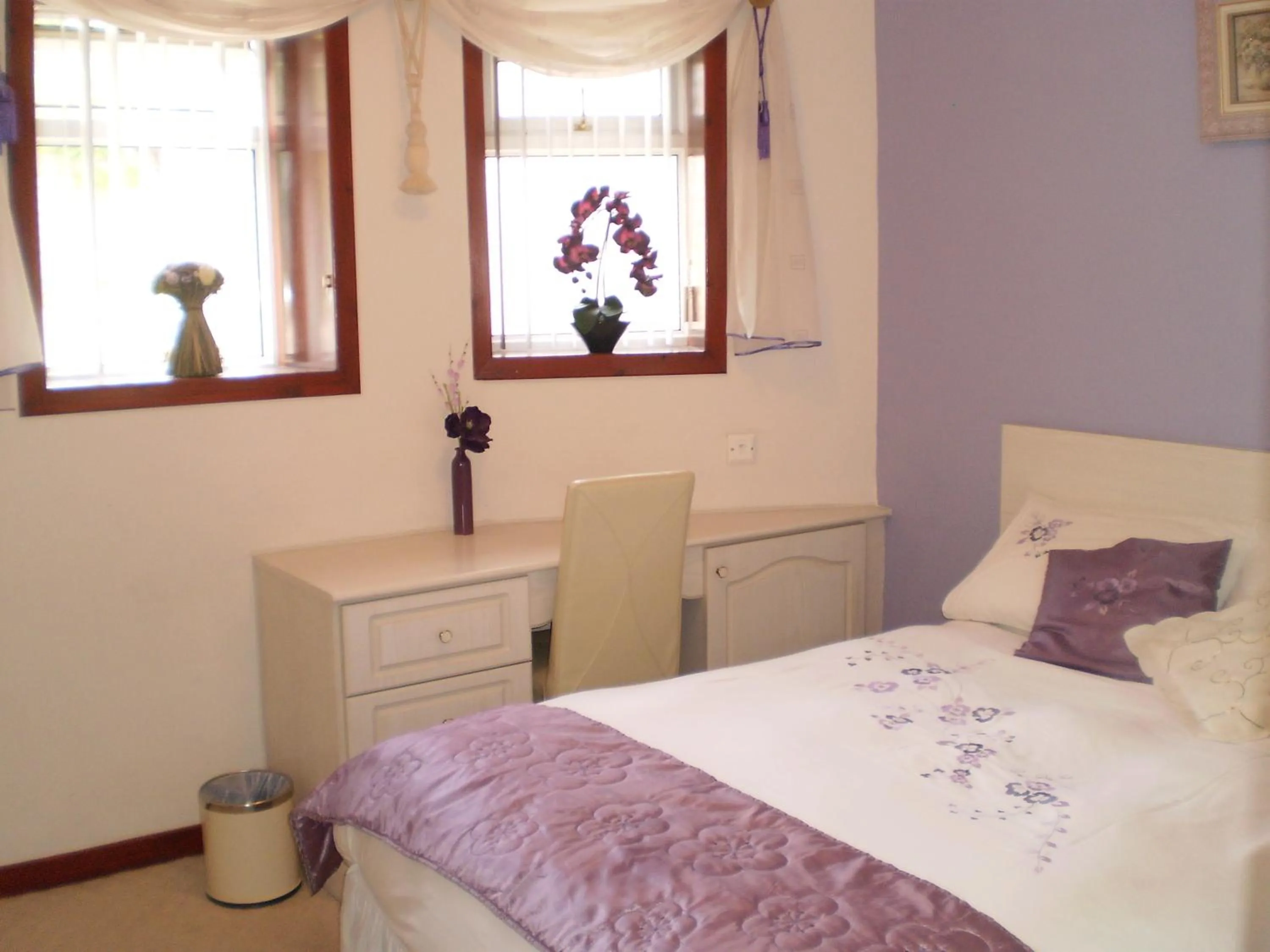 Photo of the whole room, Bed in Shawlee Cottage