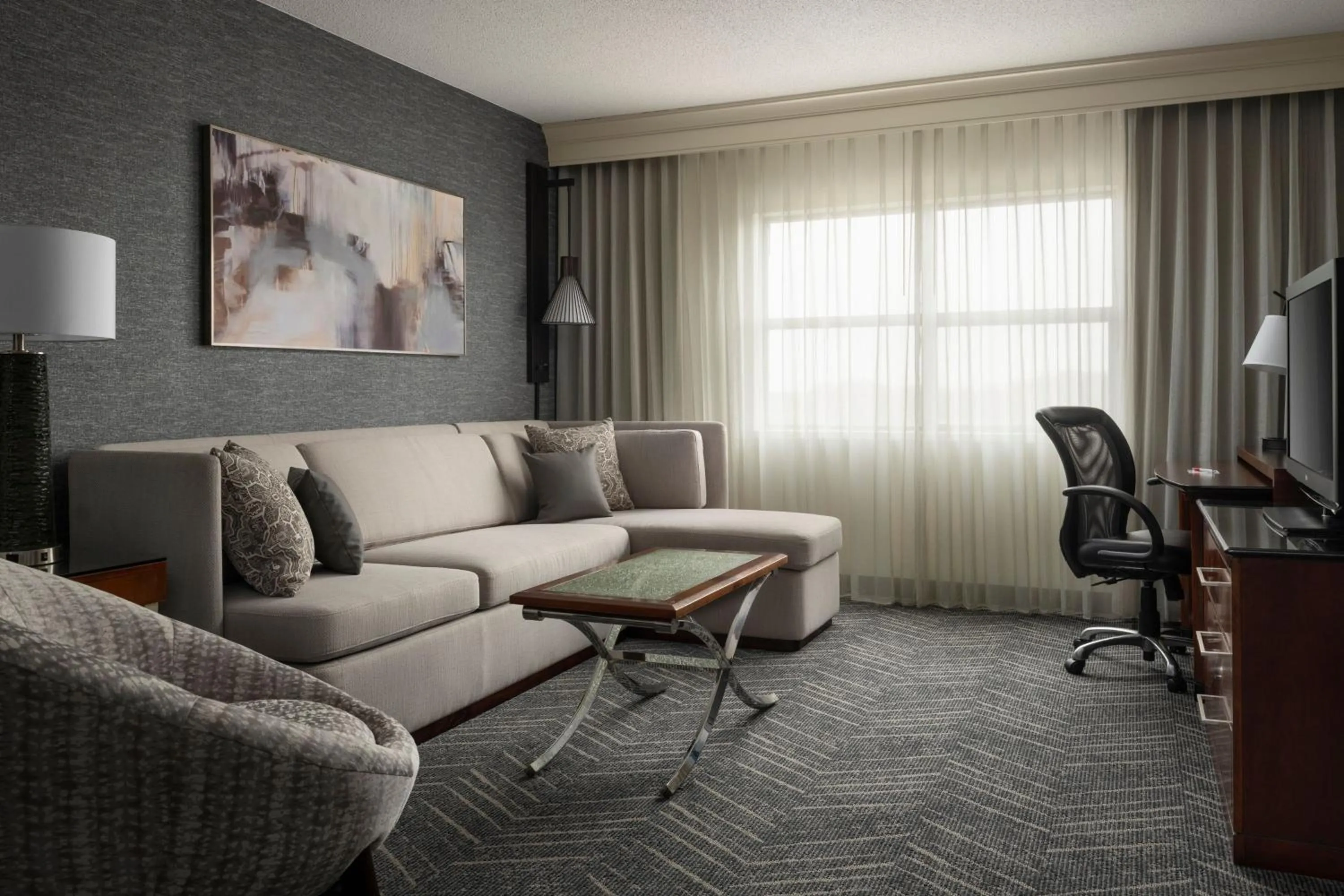 Living room in Minneapolis Marriott Northwest Hotel & Conference Center