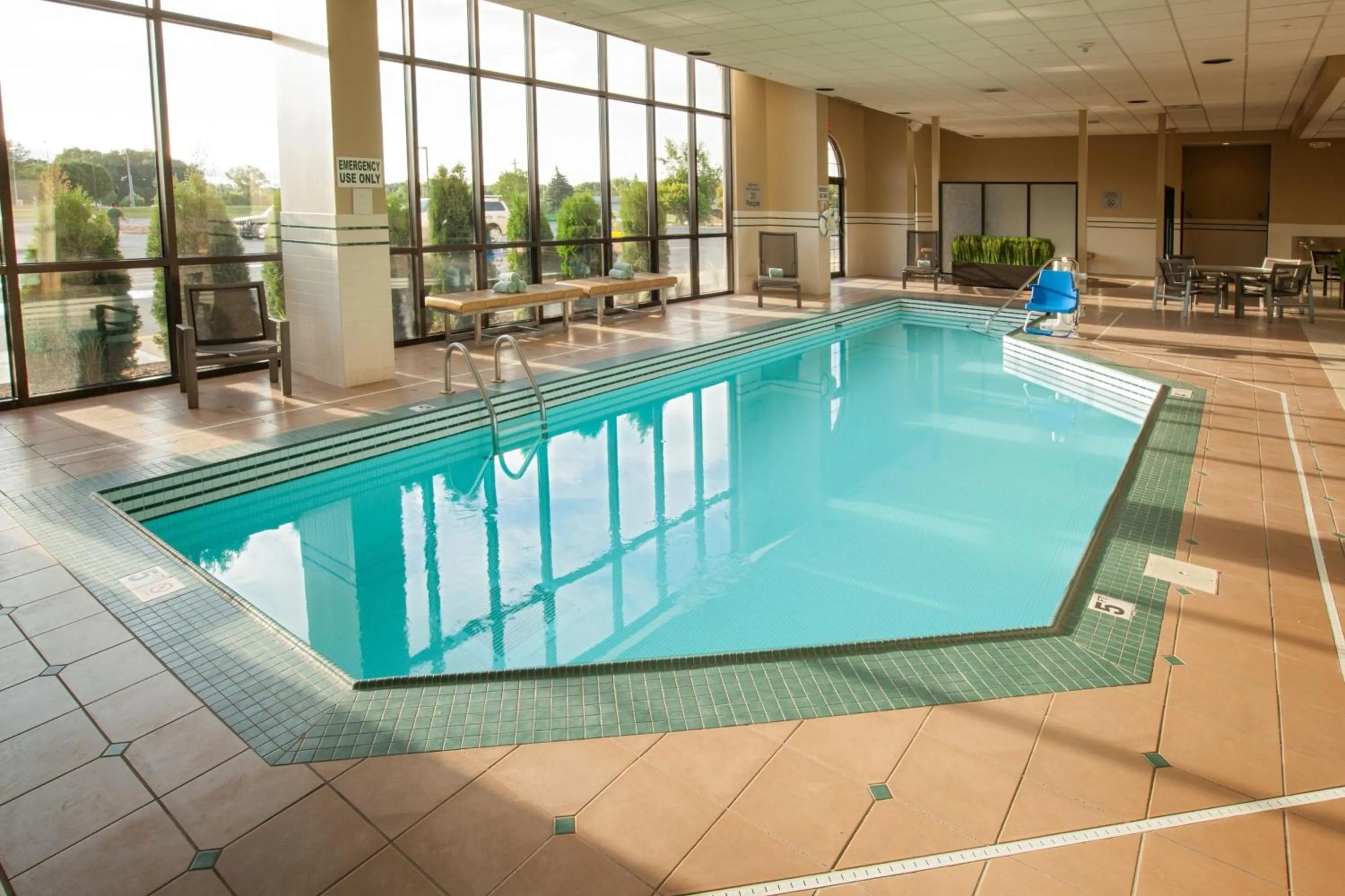 Swimming pool in Minneapolis Marriott Northwest Hotel & Conference Center