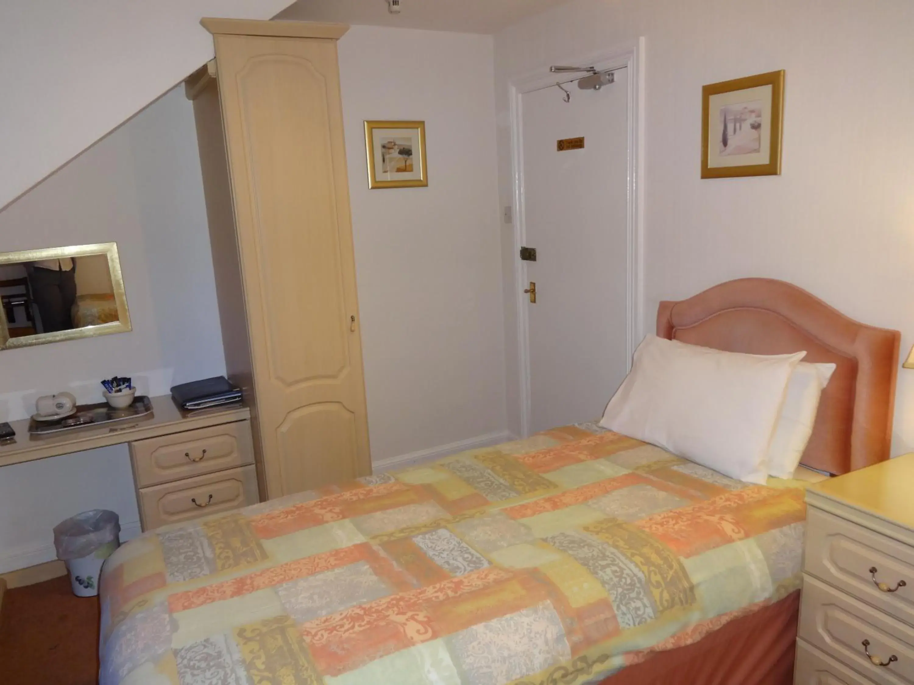 Single Room with Private External Bathroom in Aberdour Guest House Single Room with Private External Bathroom in Aberdour Guest House