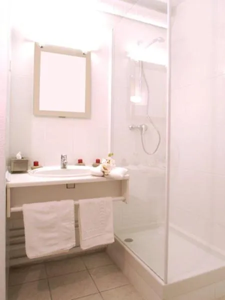 Shower in Hotel Résidence Anglet Biarritz-Parme