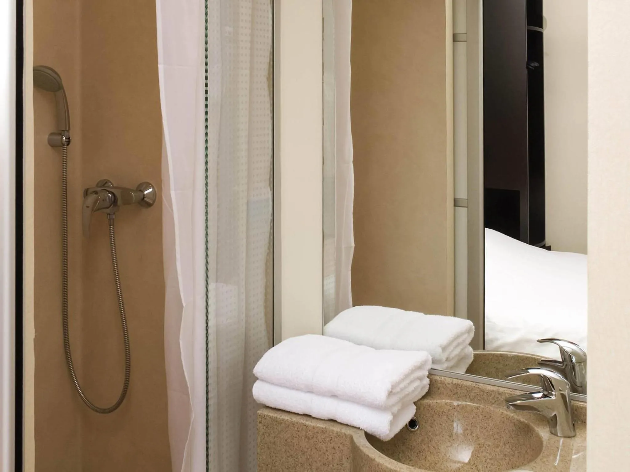 Bedroom in Ibis Budget Limoges Nord