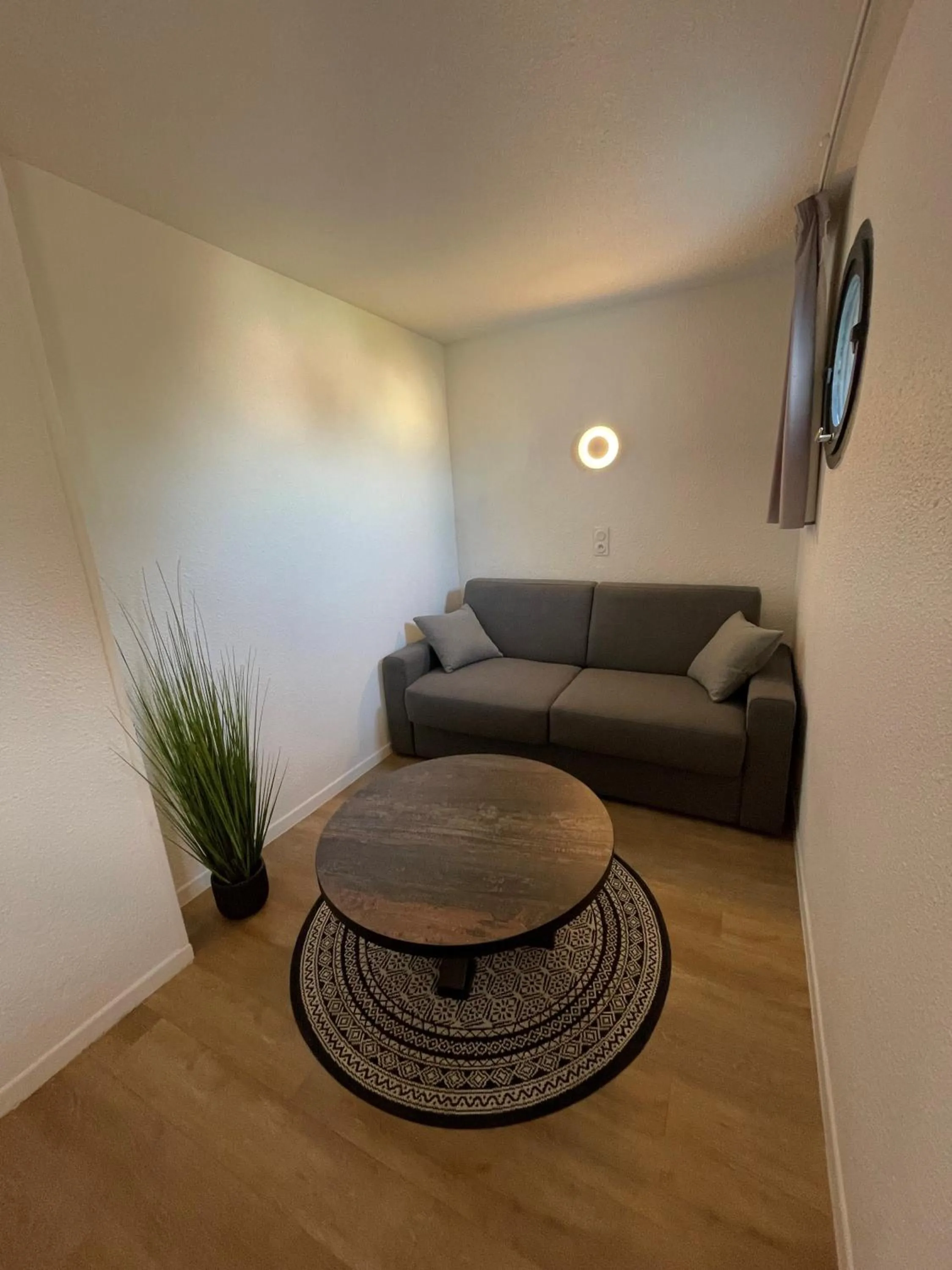 Living room in Logis Cris Hôtel et Restaurant, Lyon Sud-Est