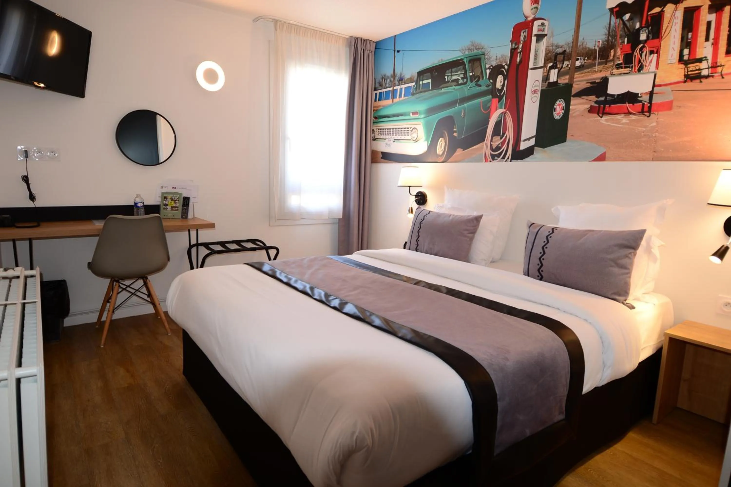 Bed in Logis Cris Hôtel et Restaurant, Lyon Sud-Est