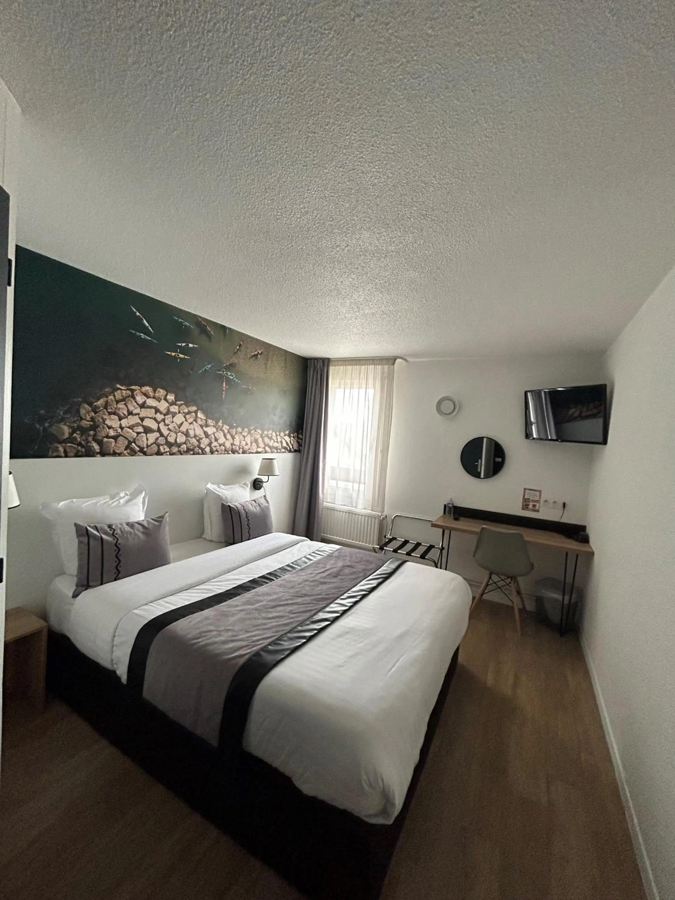 TV and multimedia, Bed in Logis Cris Hôtel et Restaurant, Lyon Sud-Est