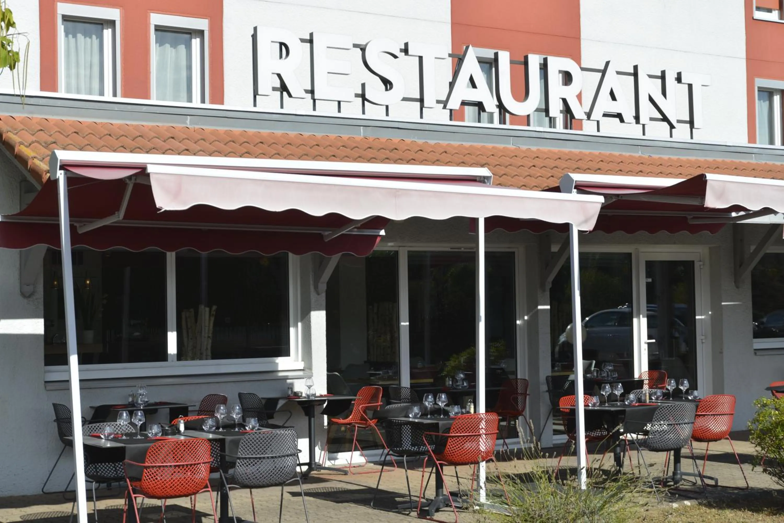 Patio in Logis Cris Hôtel et Restaurant, Lyon Sud-Est