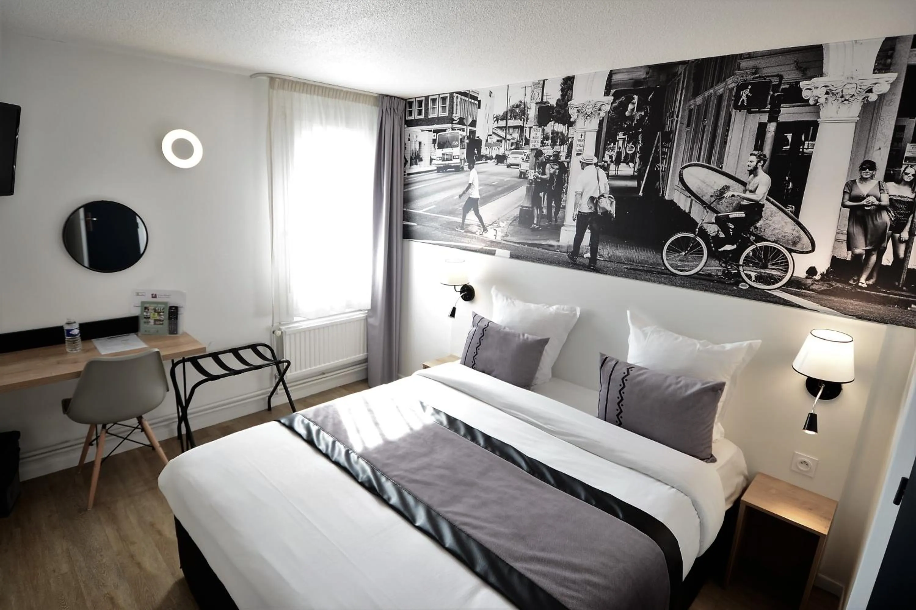 TV and multimedia, Bed in Logis Cris Hôtel et Restaurant, Lyon Sud-Est