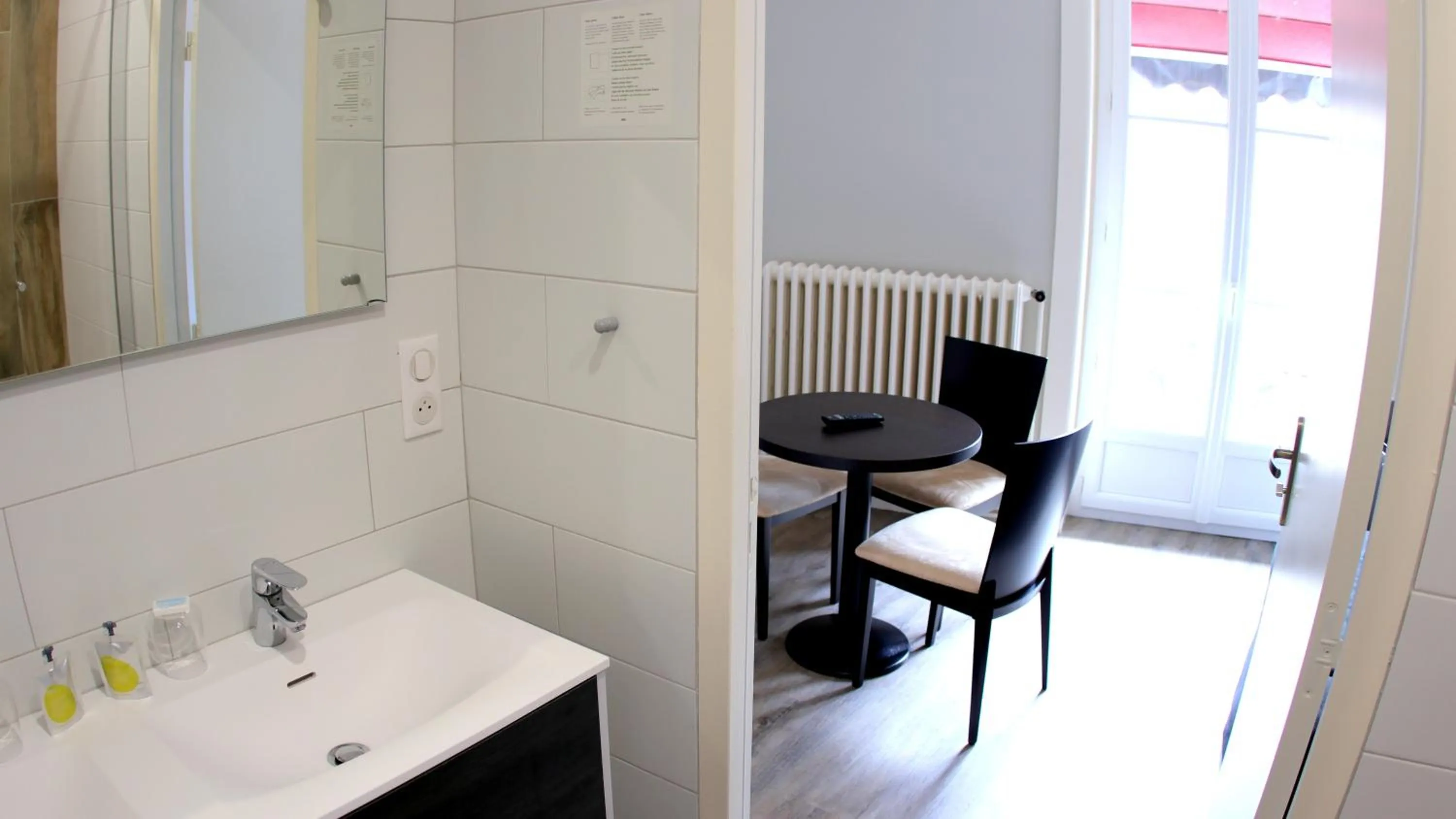 Shower in Hotel de la Basilique