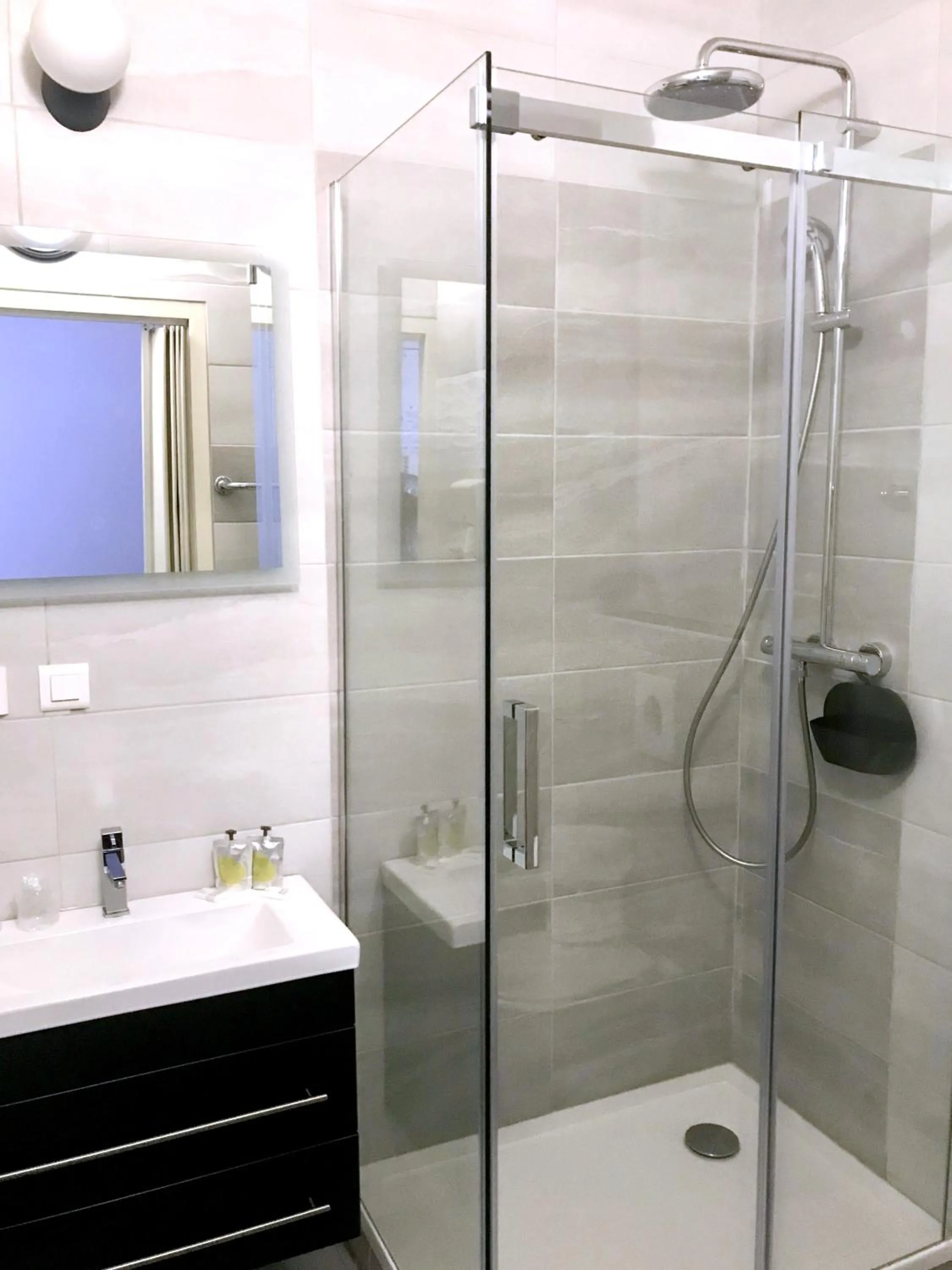 Shower in Hotel de la Basilique