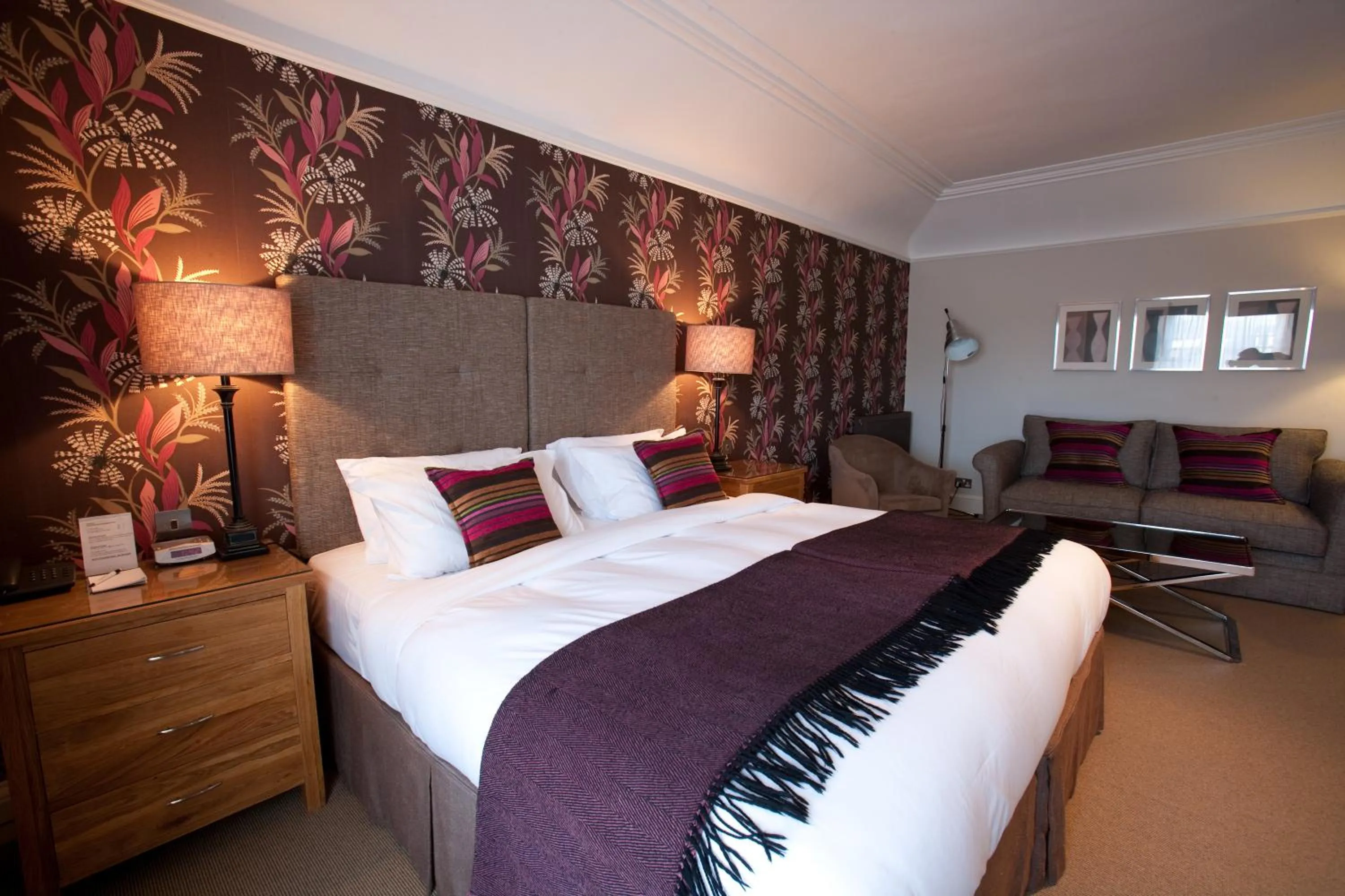 Photo of the whole room, Bed in The Townhouse Hotel