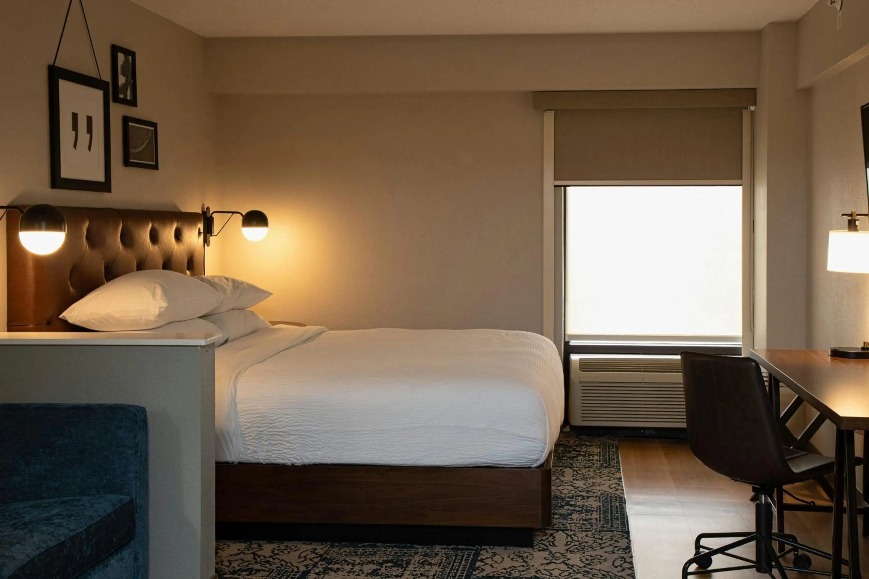 Photo of the whole room, Bed in Four Points by Sheraton Allentown Lehigh Valley
