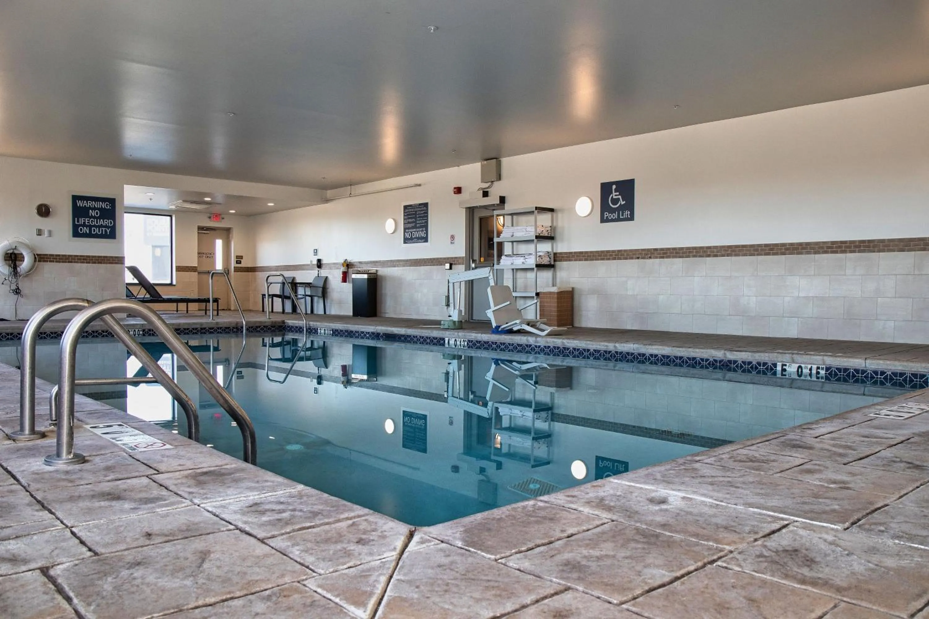 Swimming pool in Four Points by Sheraton Allentown Lehigh Valley