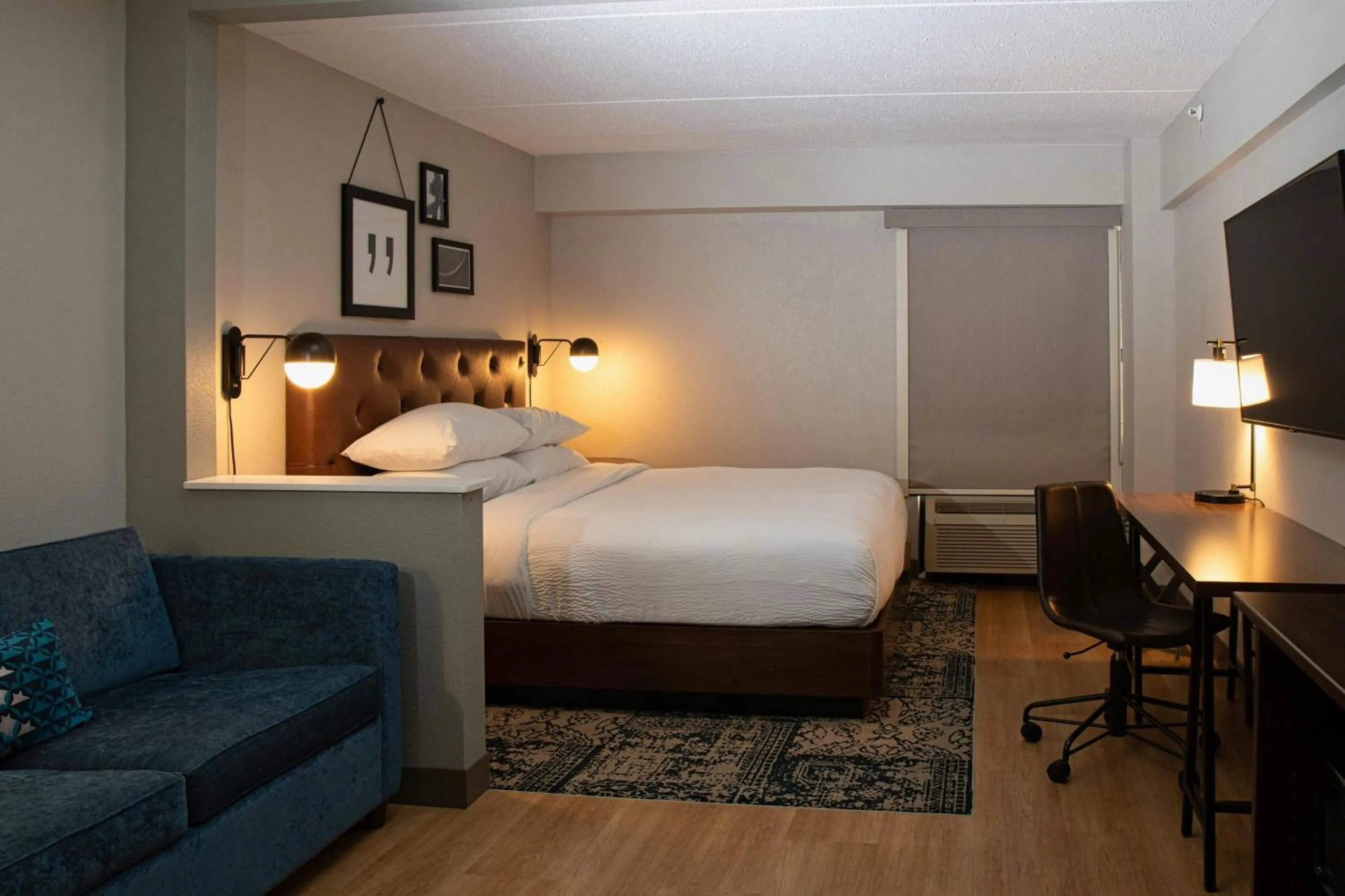 Photo of the whole room, Bed in Four Points by Sheraton Allentown Lehigh Valley