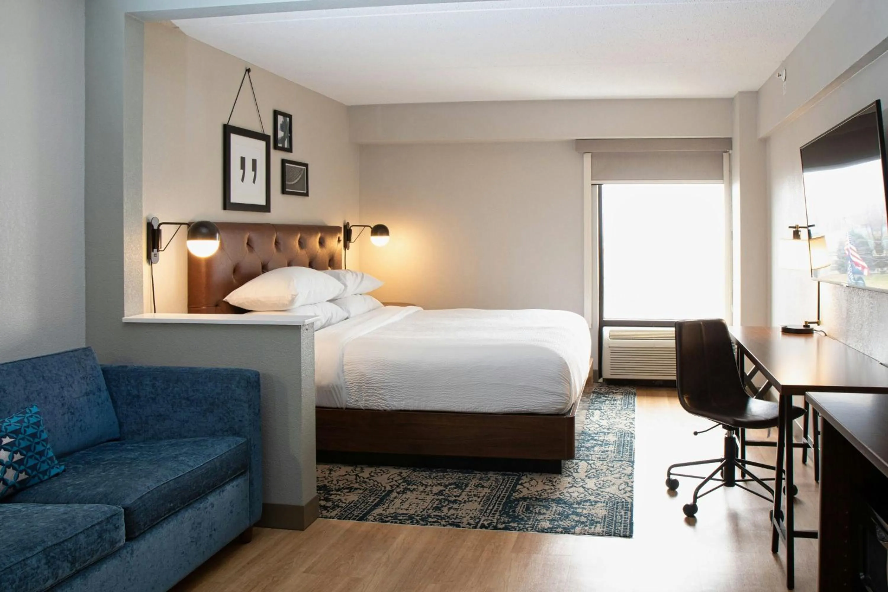 Photo of the whole room, Bed in Four Points by Sheraton Allentown Lehigh Valley