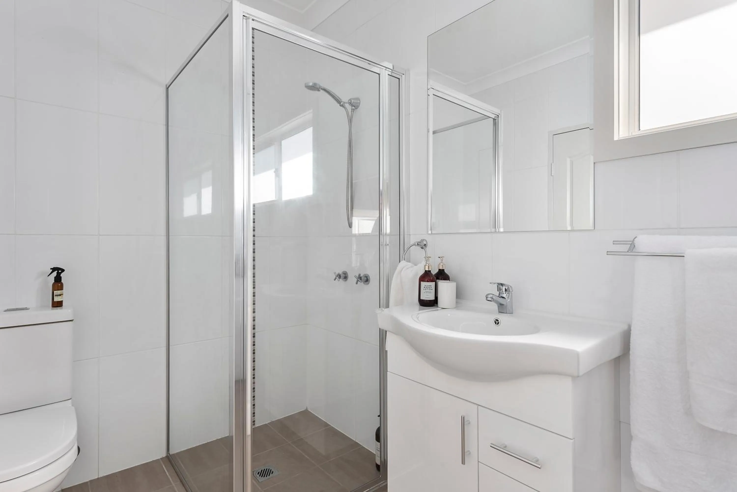 Shower in The Leaning Oak Holiday Lifestyles - Lake Conjola