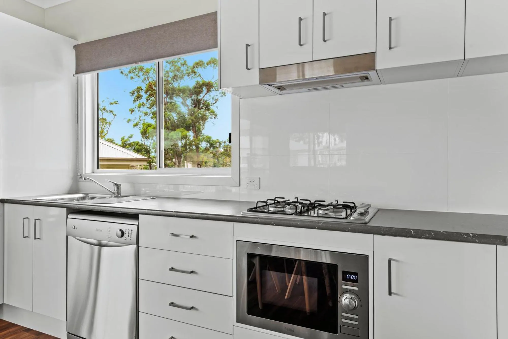Kitchen or kitchenette in The Leaning Oak Holiday Lifestyles - Lake Conjola