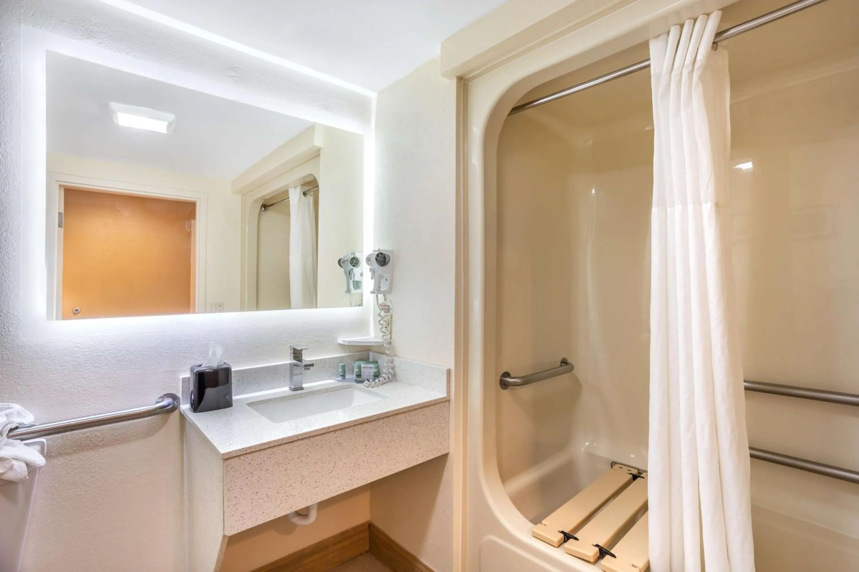 Bathroom in Best Western Grantville Hershey