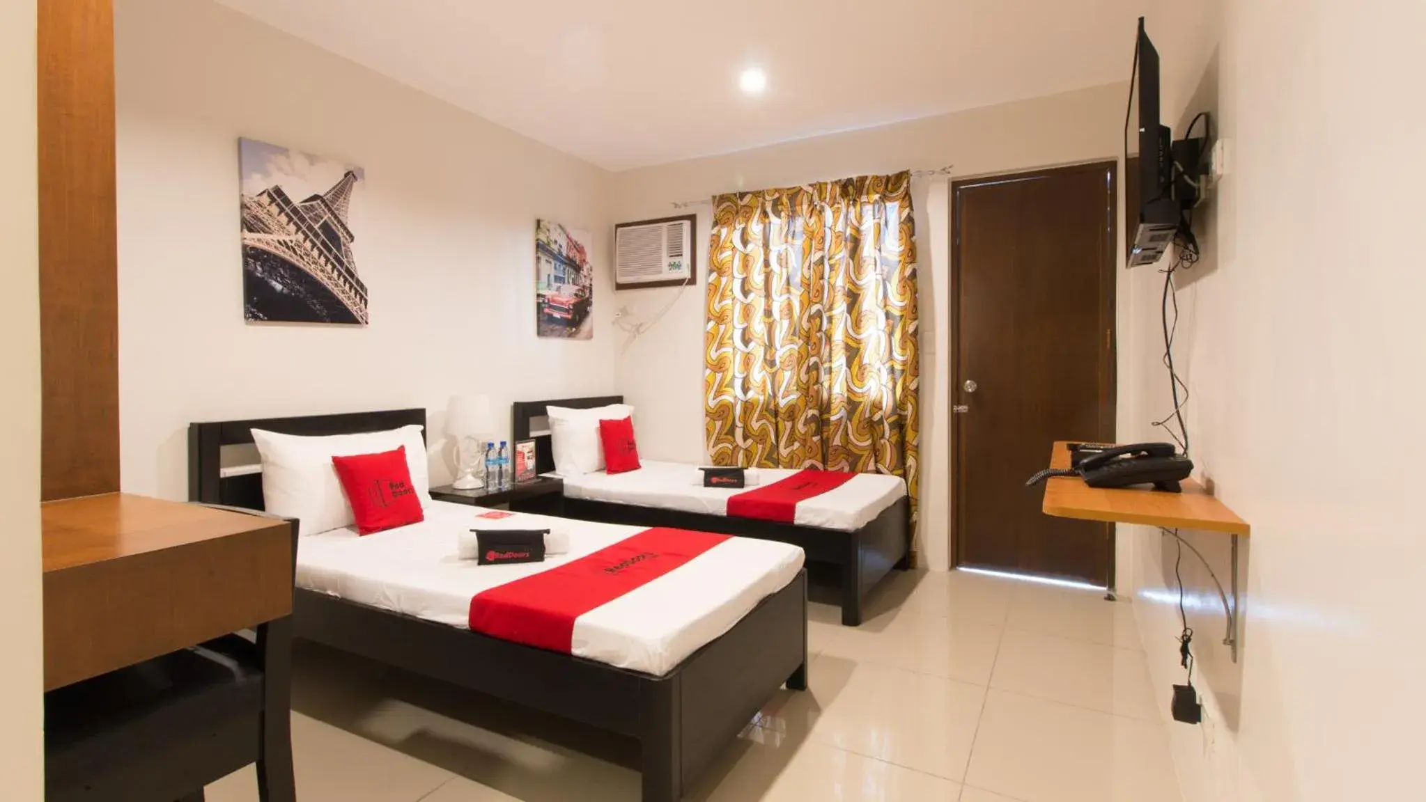 Bed in RedDoorz Plus @ Diola Villamonte Bacolod Bed in RedDoorz Plus @ Diola Villamonte Bacolod