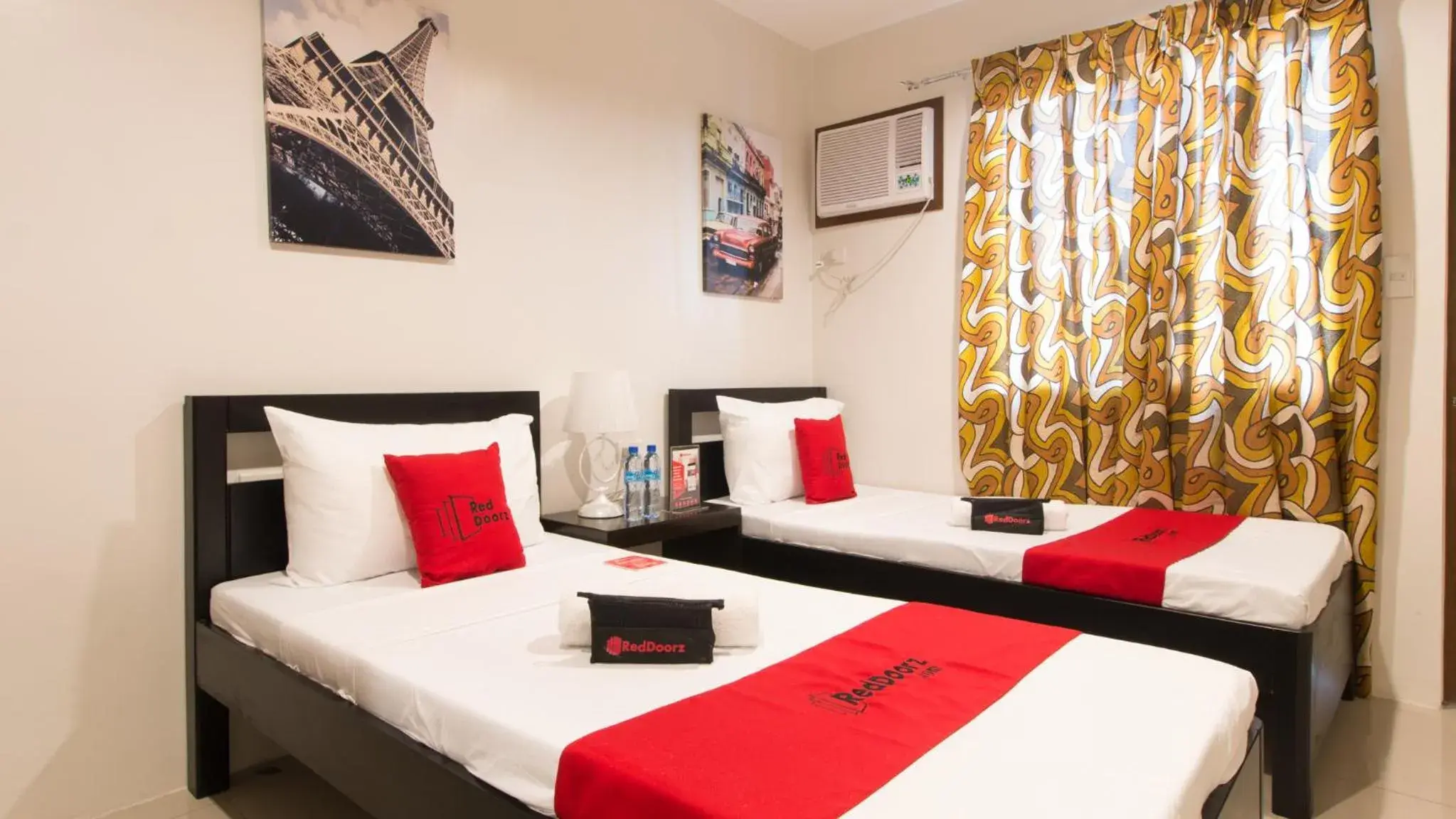 Bed in RedDoorz Plus @ Diola Villamonte Bacolod Bed in RedDoorz Plus @ Diola Villamonte Bacolod