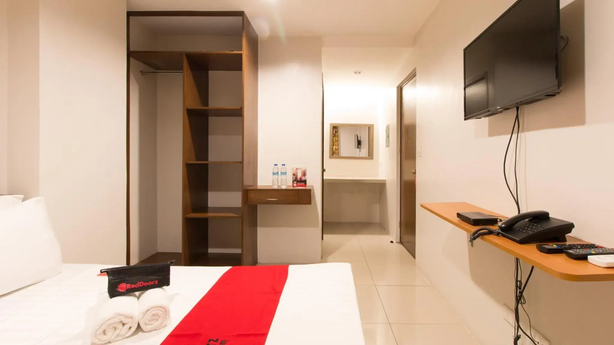 Photo of the whole room, Bed in RedDoorz Plus @ Diola Villamonte Bacolod Photo of the whole room, Bed in RedDoorz Plus @ Diola Villamonte Bacolod