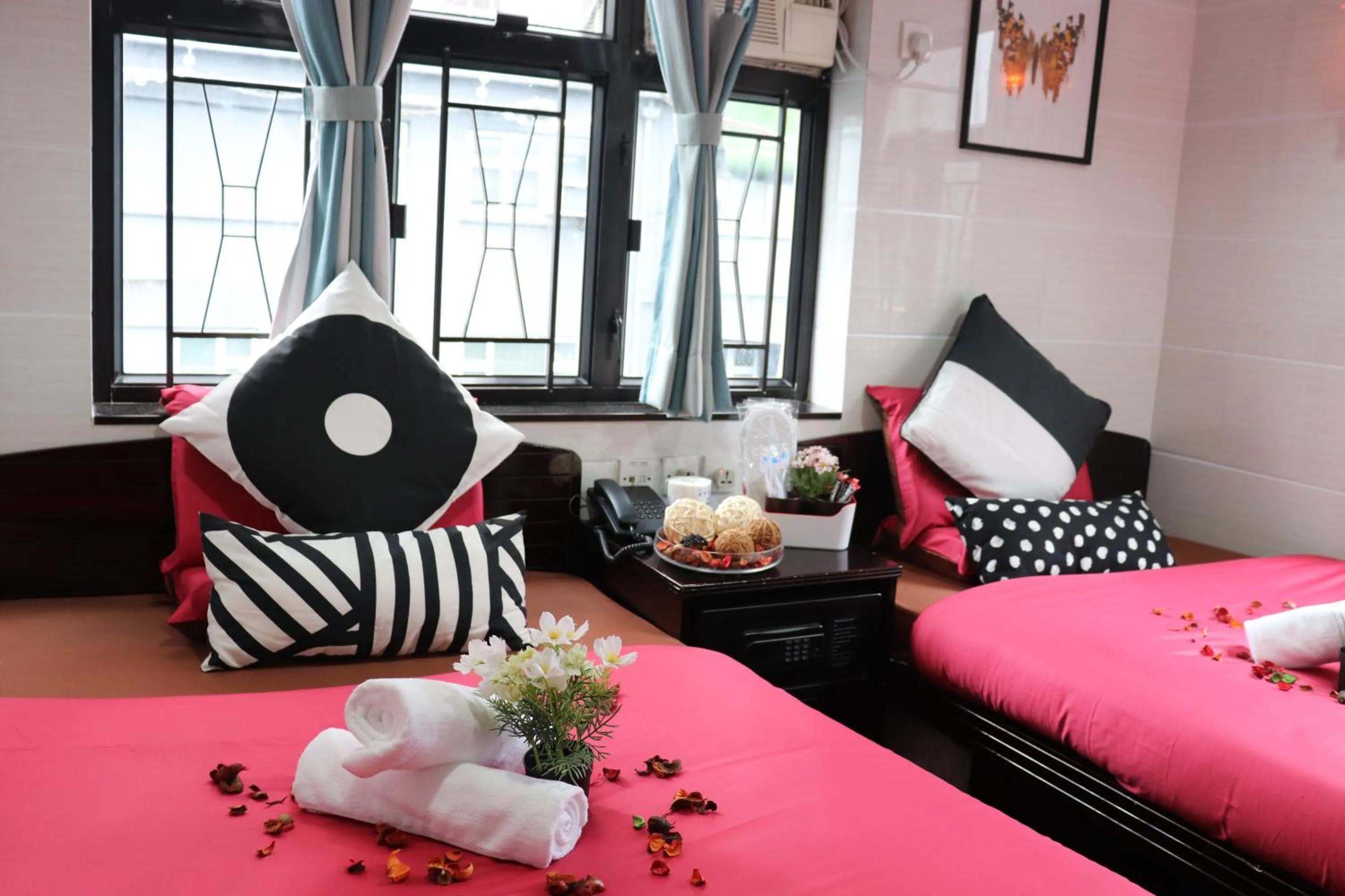 Bedroom, Bed in Metrocity Lounge