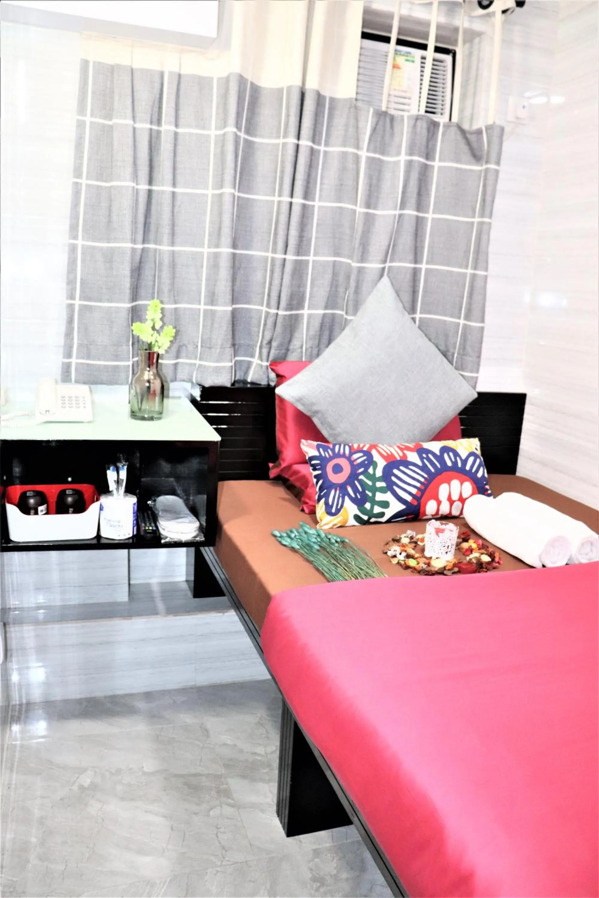 Bedroom, Bed in Metrocity Lounge