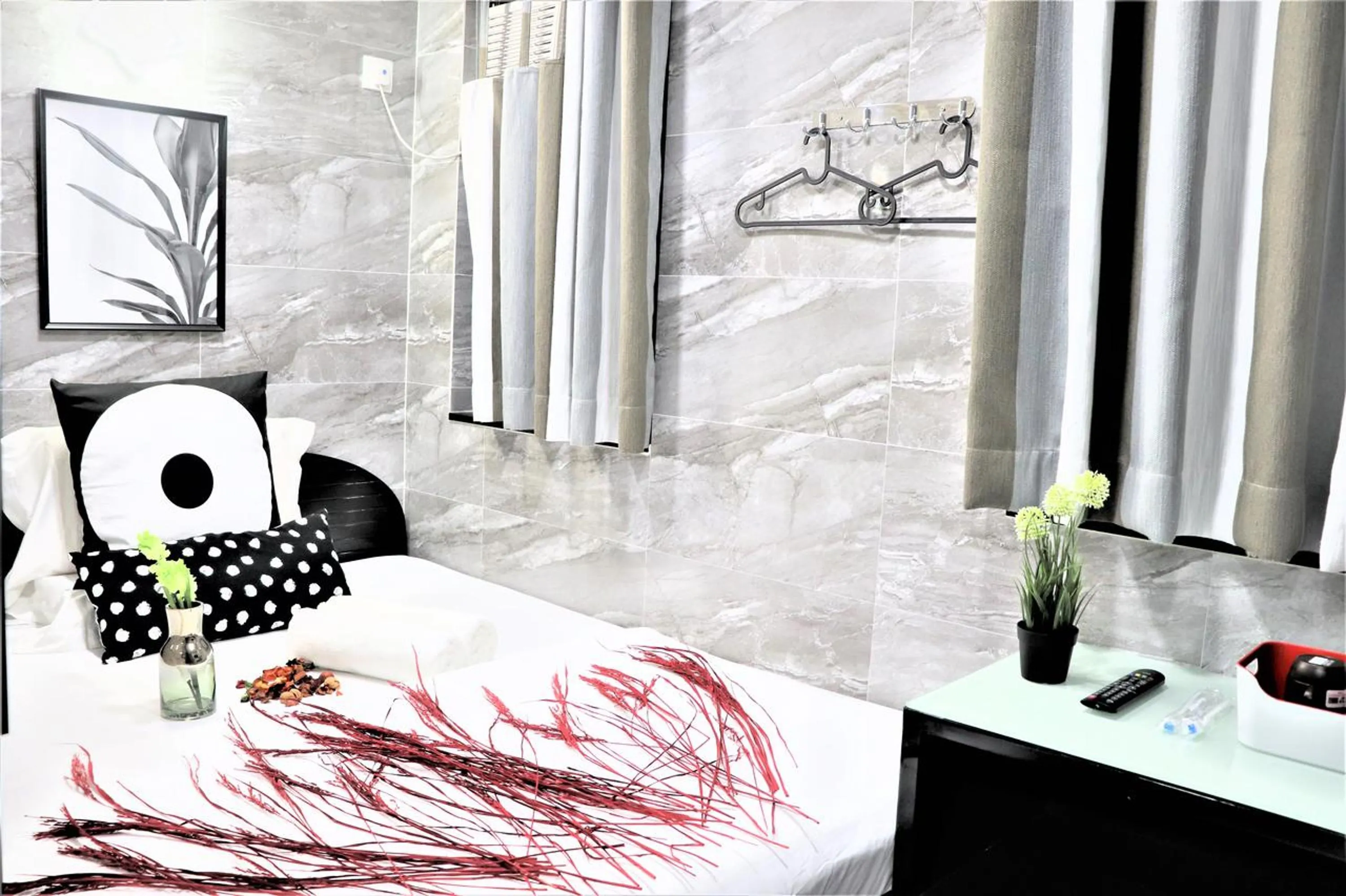 Bedroom, Bed in Metrocity Lounge