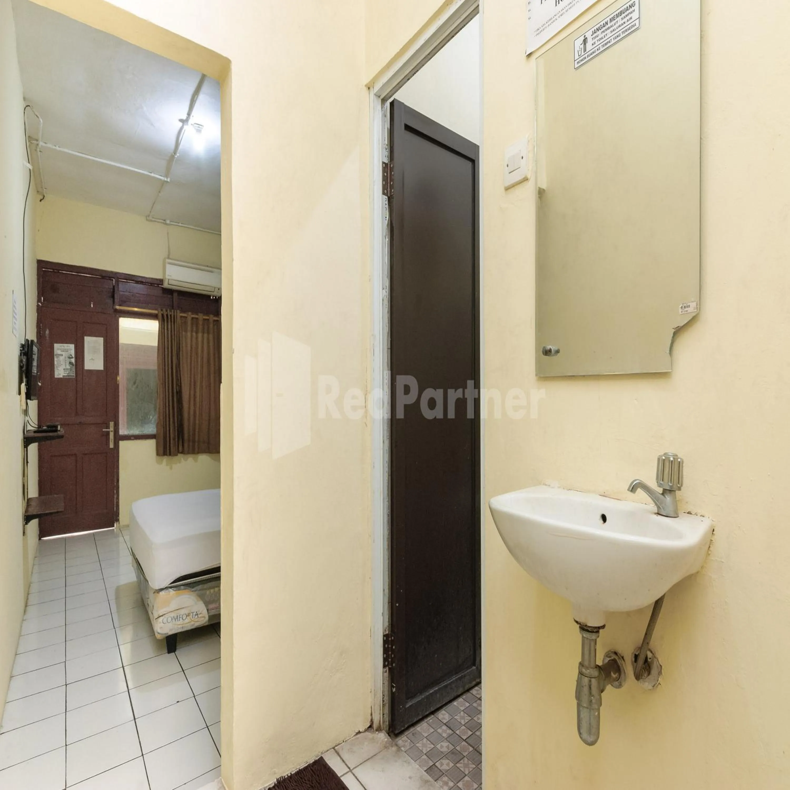 Bedroom in Pulogadung Residence by Nam RedPartner