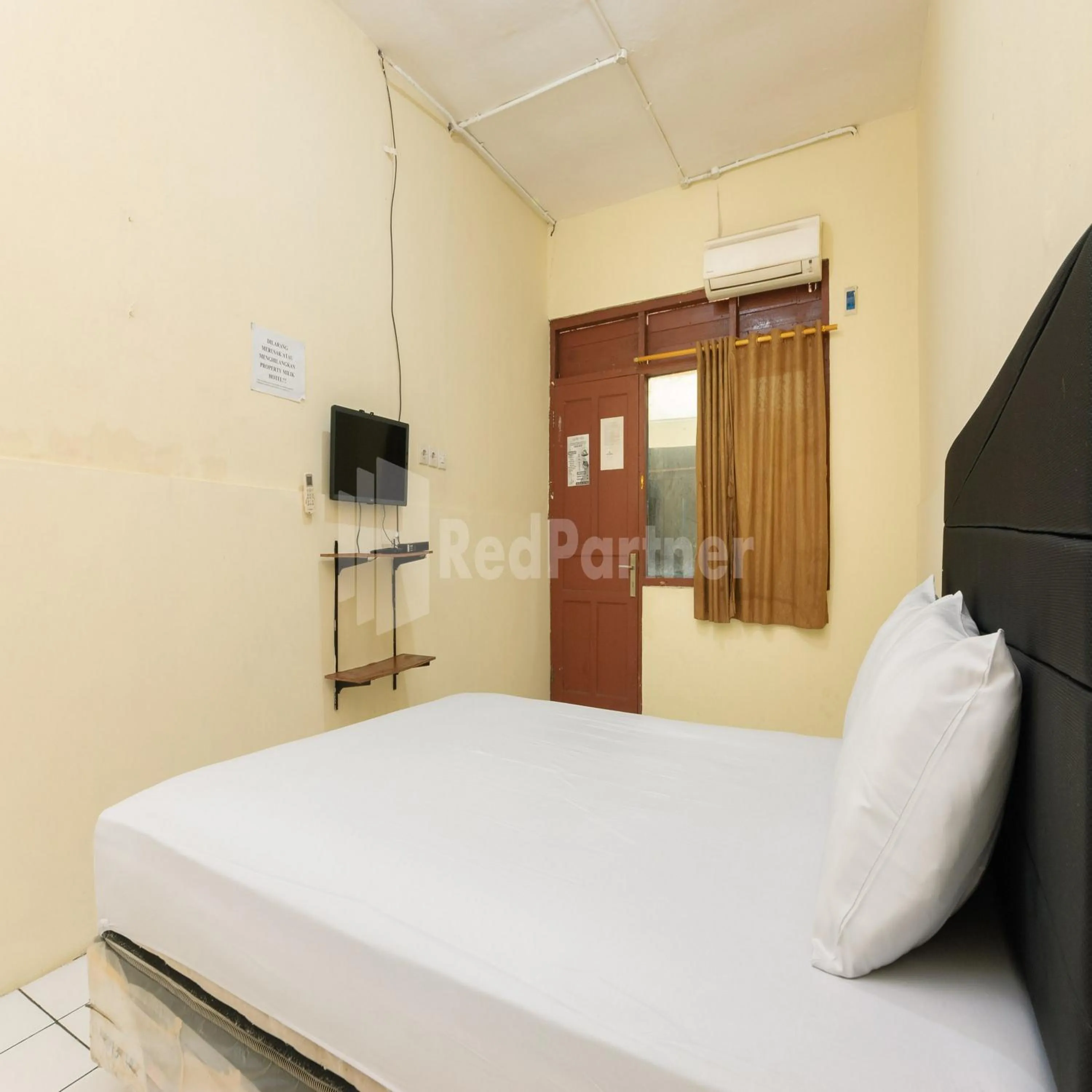 Bedroom, Bed in Pulogadung Residence by Nam RedPartner