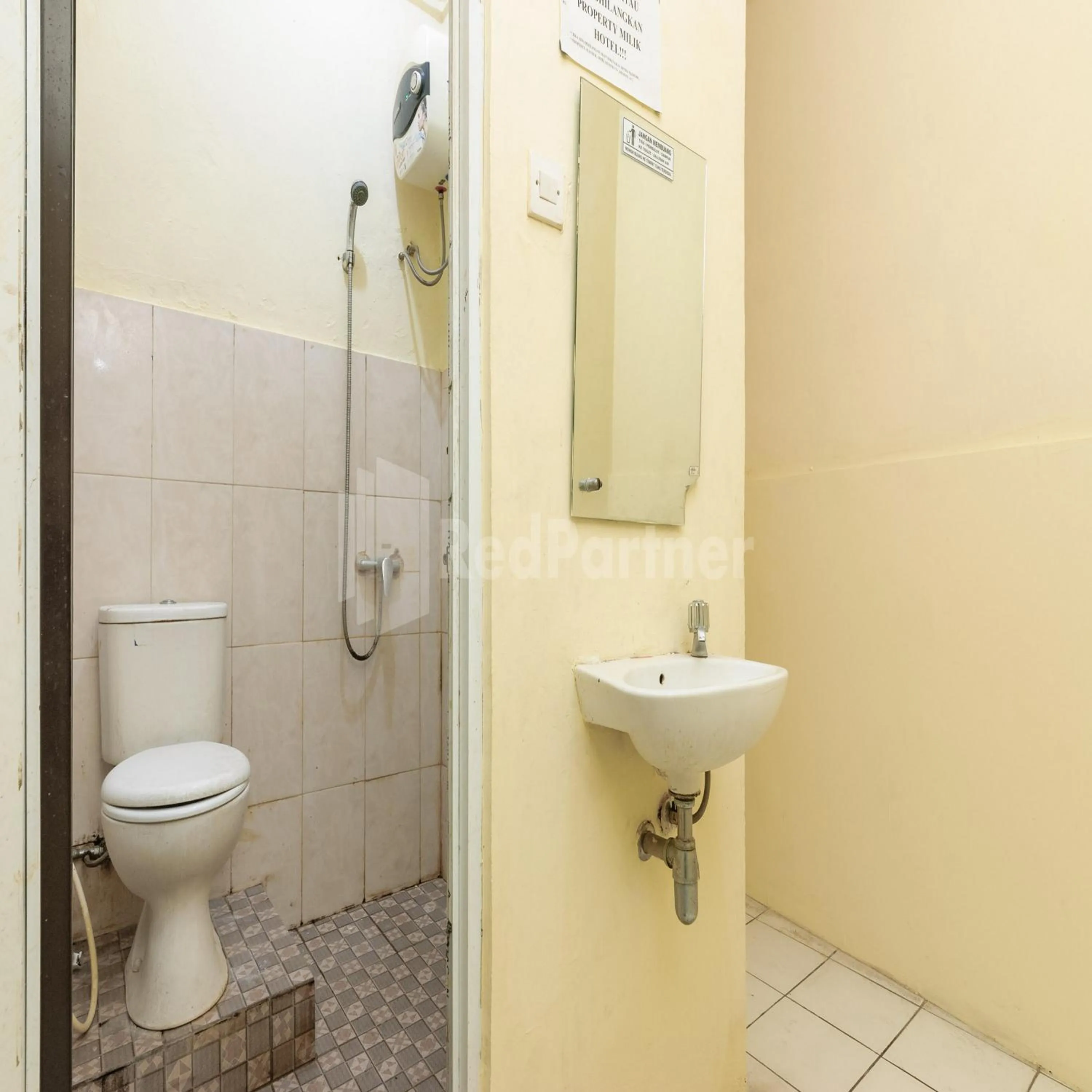 Bathroom in Pulogadung Residence by Nam RedPartner