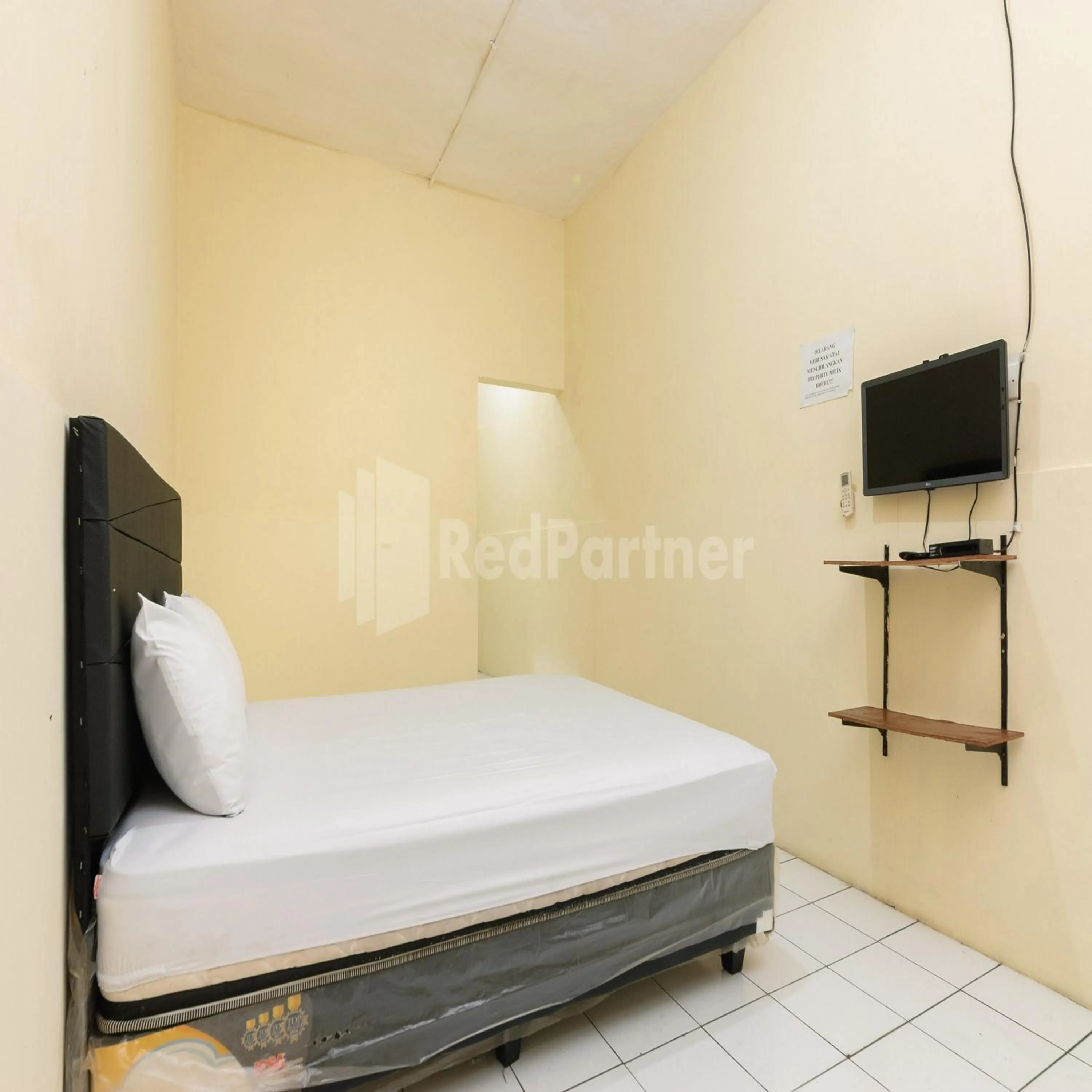 Bedroom, Bed in Pulogadung Residence by Nam RedPartner